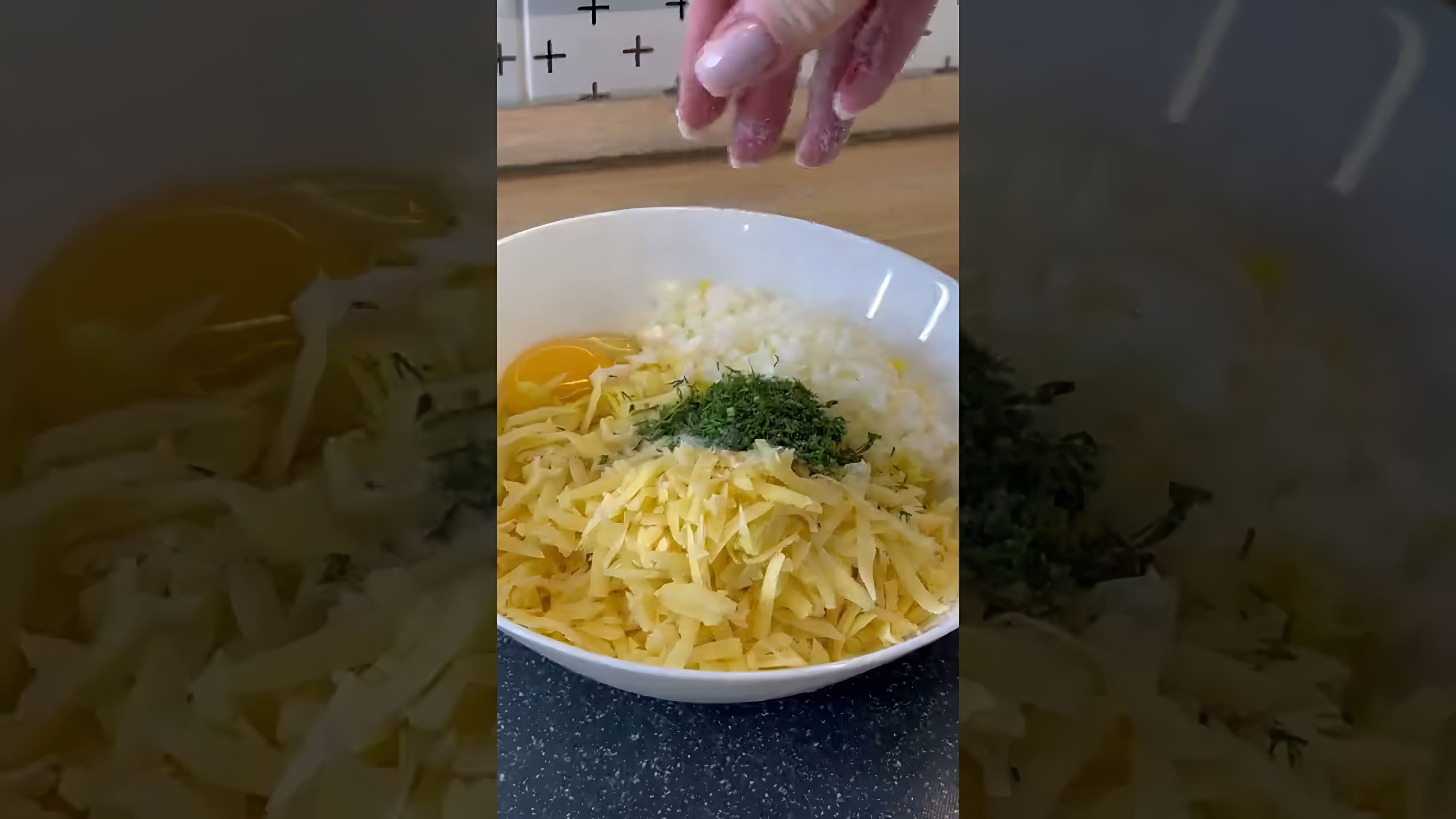 В этом видео демонстрируется рецепт приготовления вкусного блюда из картофеля и хлеба, когда в холодильнике практически ничего нет