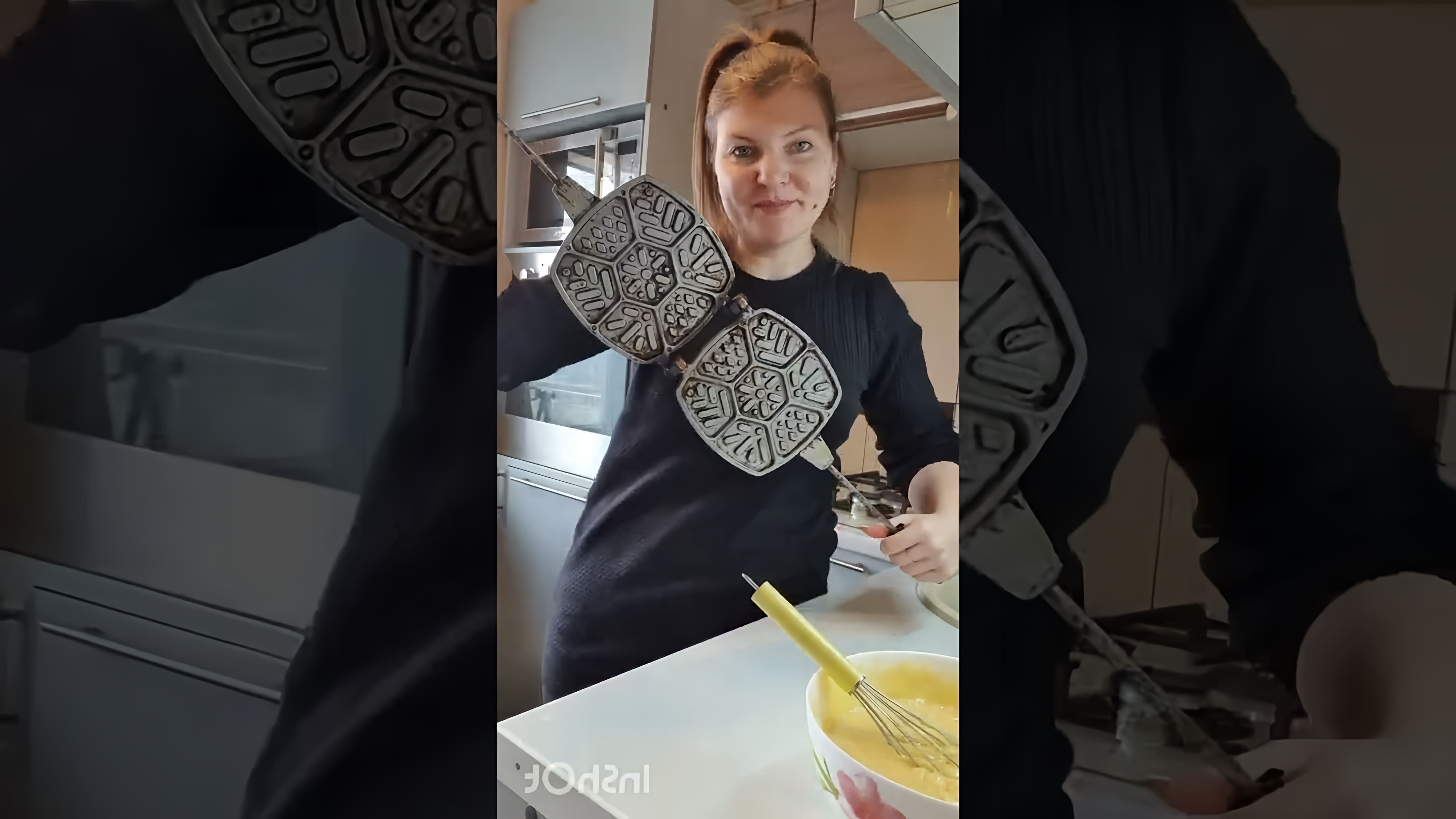 В этом видео девушка делится рецептом печенья в форме на газу