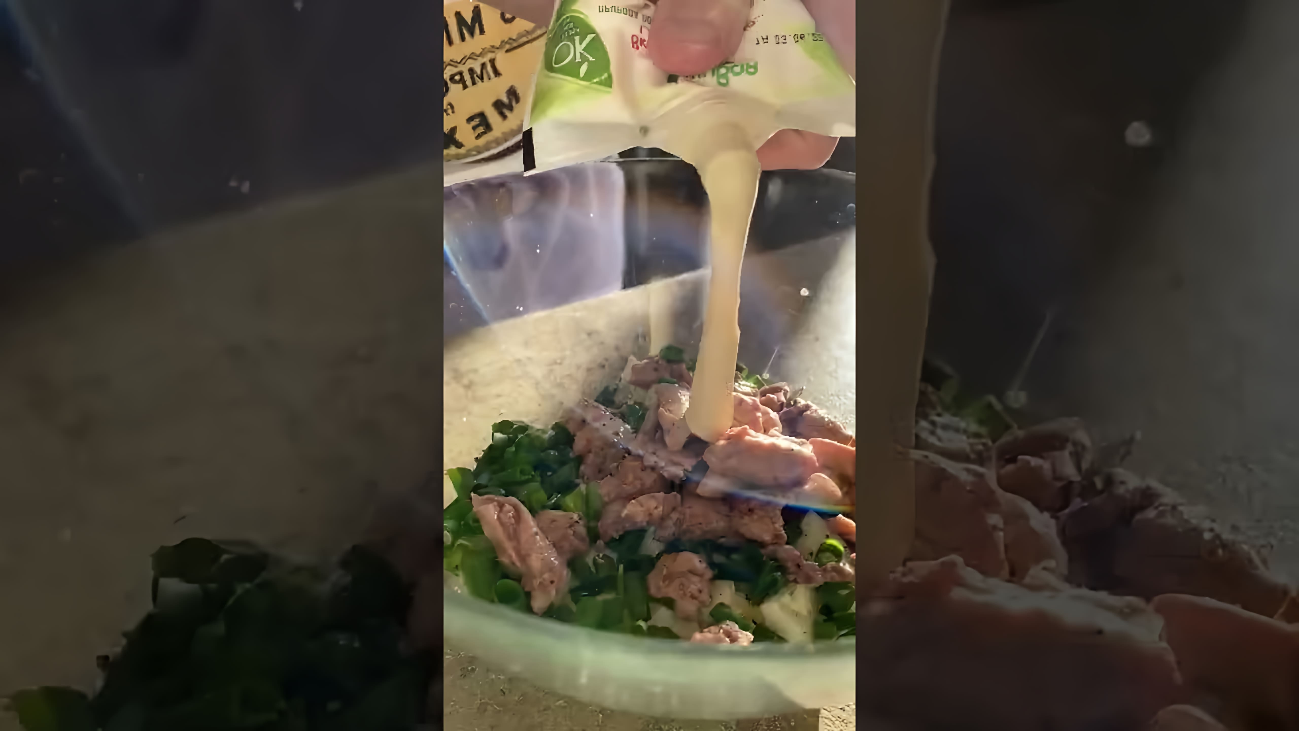В этом видео-ролике вы увидите, как приготовить вкусный и полезный салат из печени трески