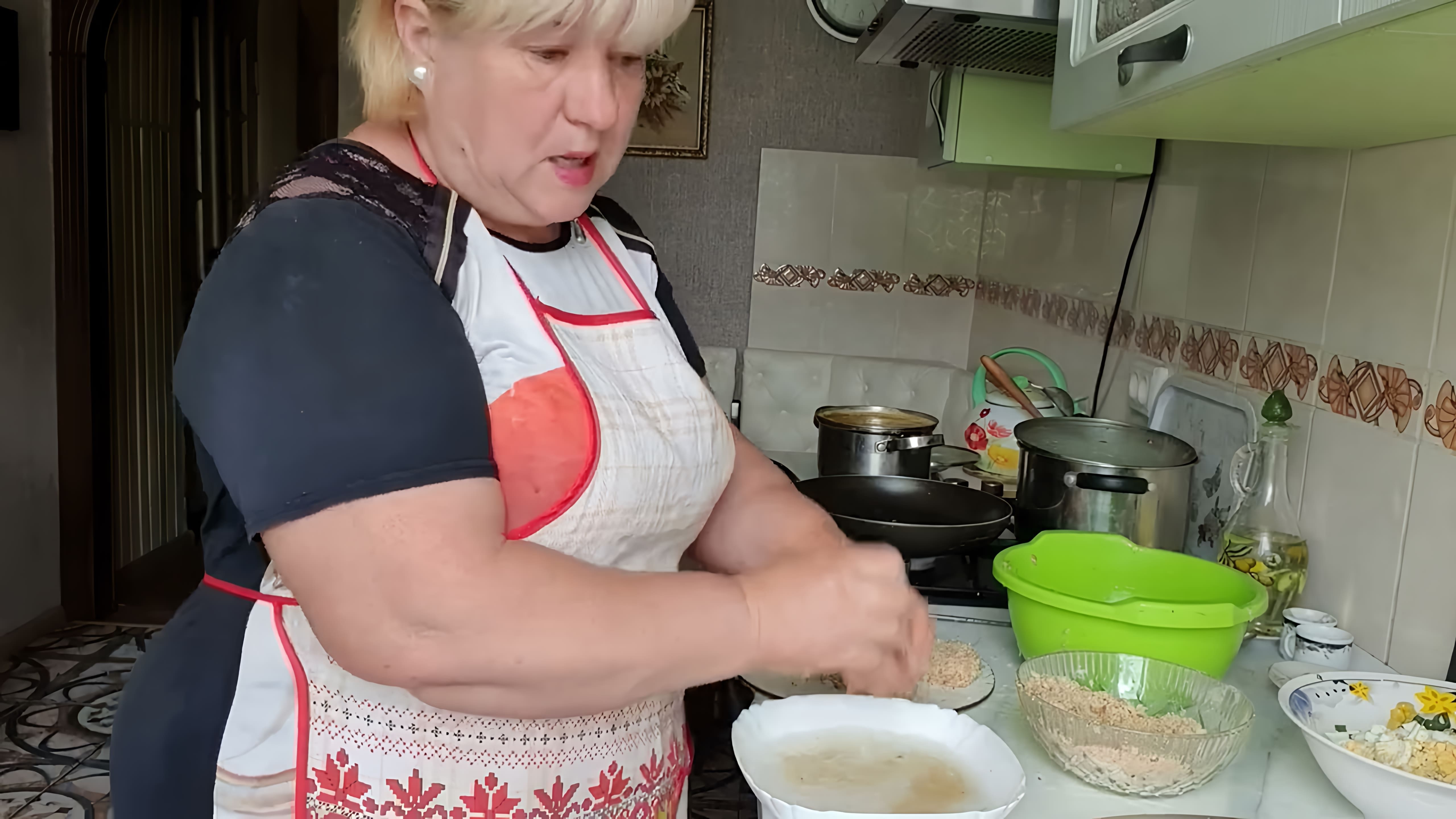 В этом видео Лариса готовит обед, состоящий из горохового супа, картофельного пюре и котлет с добавлением кабачка