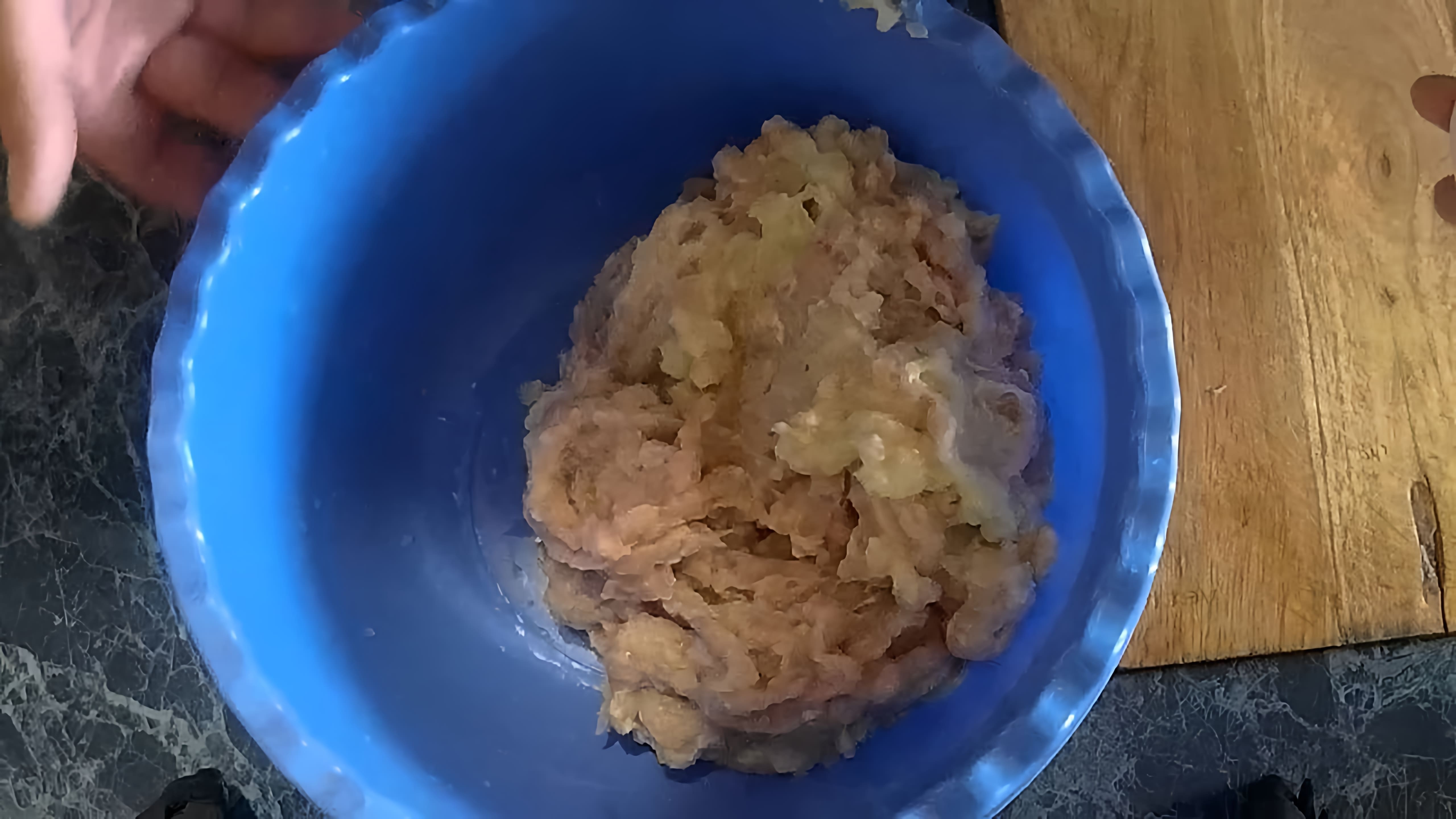 В этом видео демонстрируется процесс приготовления фрикаделек из курицы для малышей