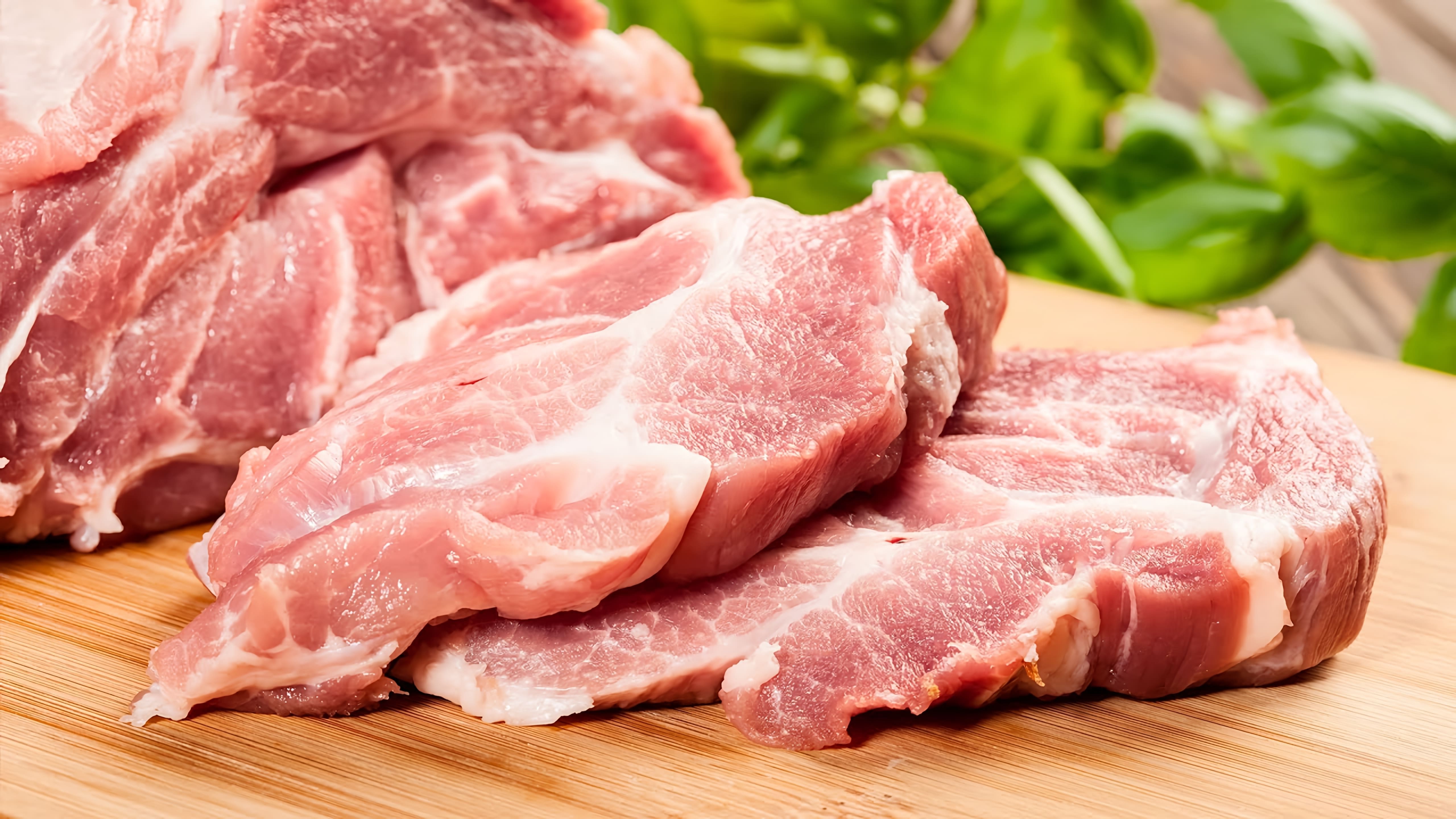 В этом видео рассказывается о четырех знаменитых блюдах из свинины, которые были приготовлены в разных странах