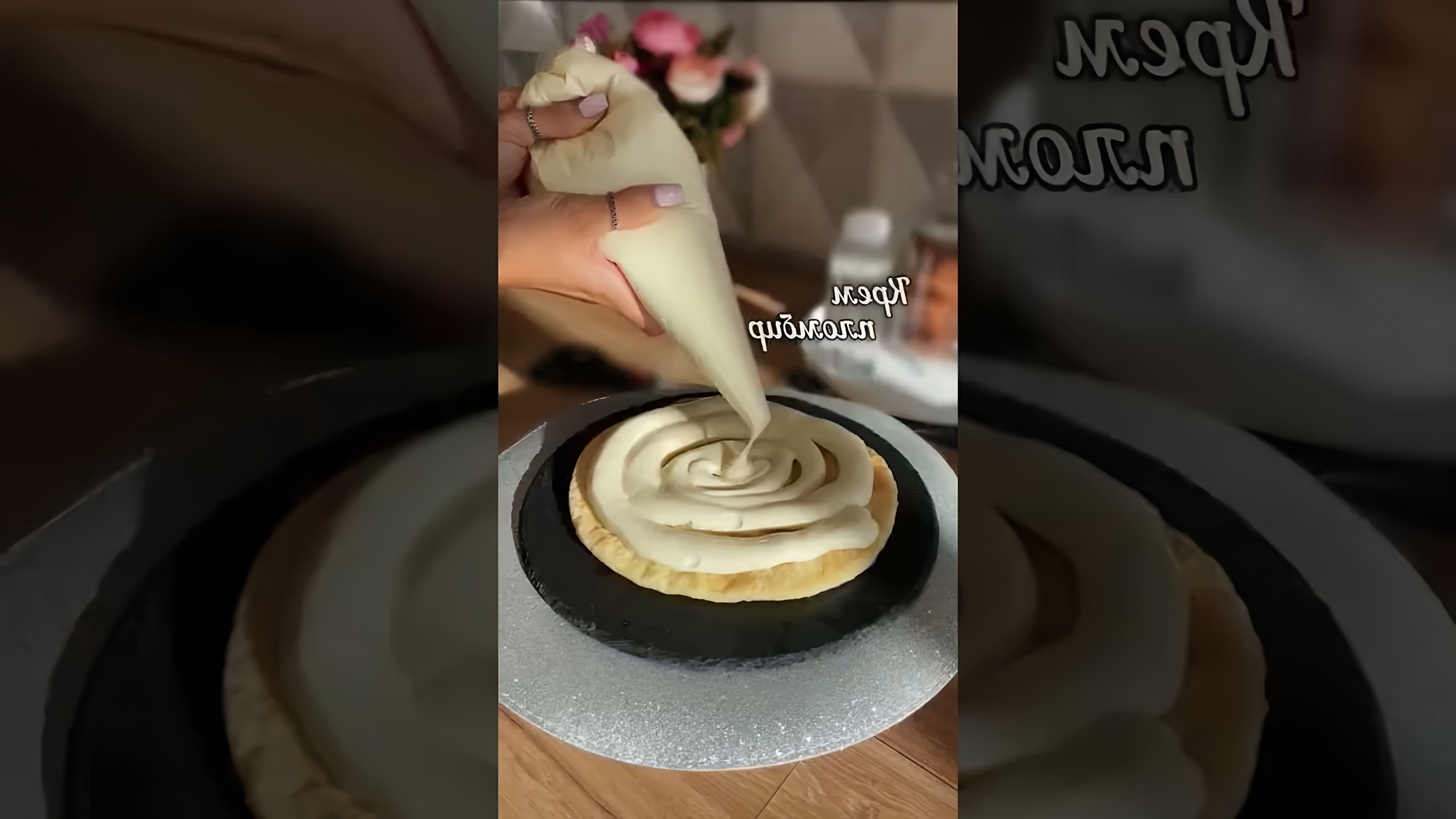 В этом видео демонстрируется рецепт приготовления нежного крема пломбир для тортов и капкейков