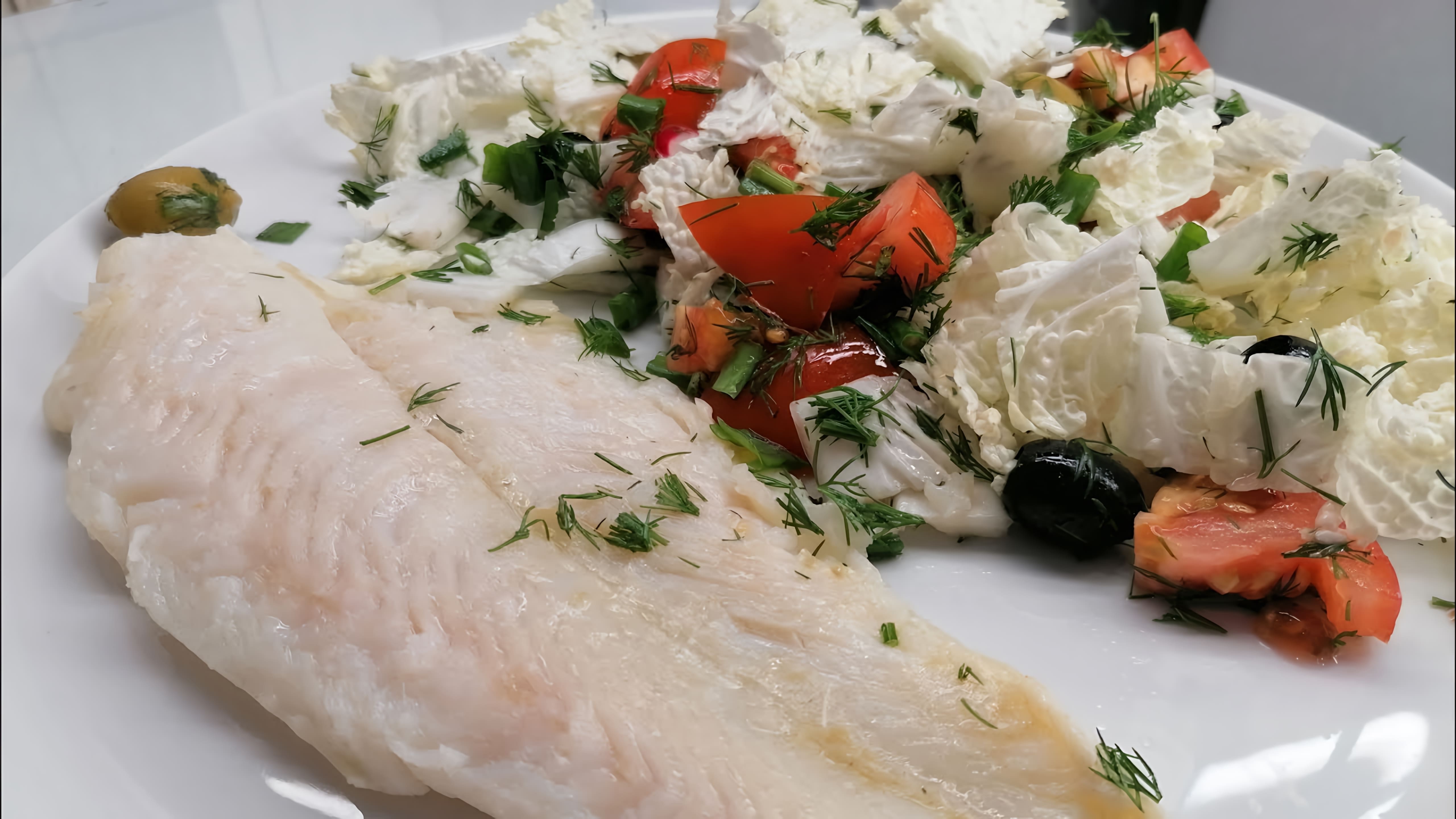 В этом видео демонстрируется процесс приготовления белой рыбы дори на сковороде
