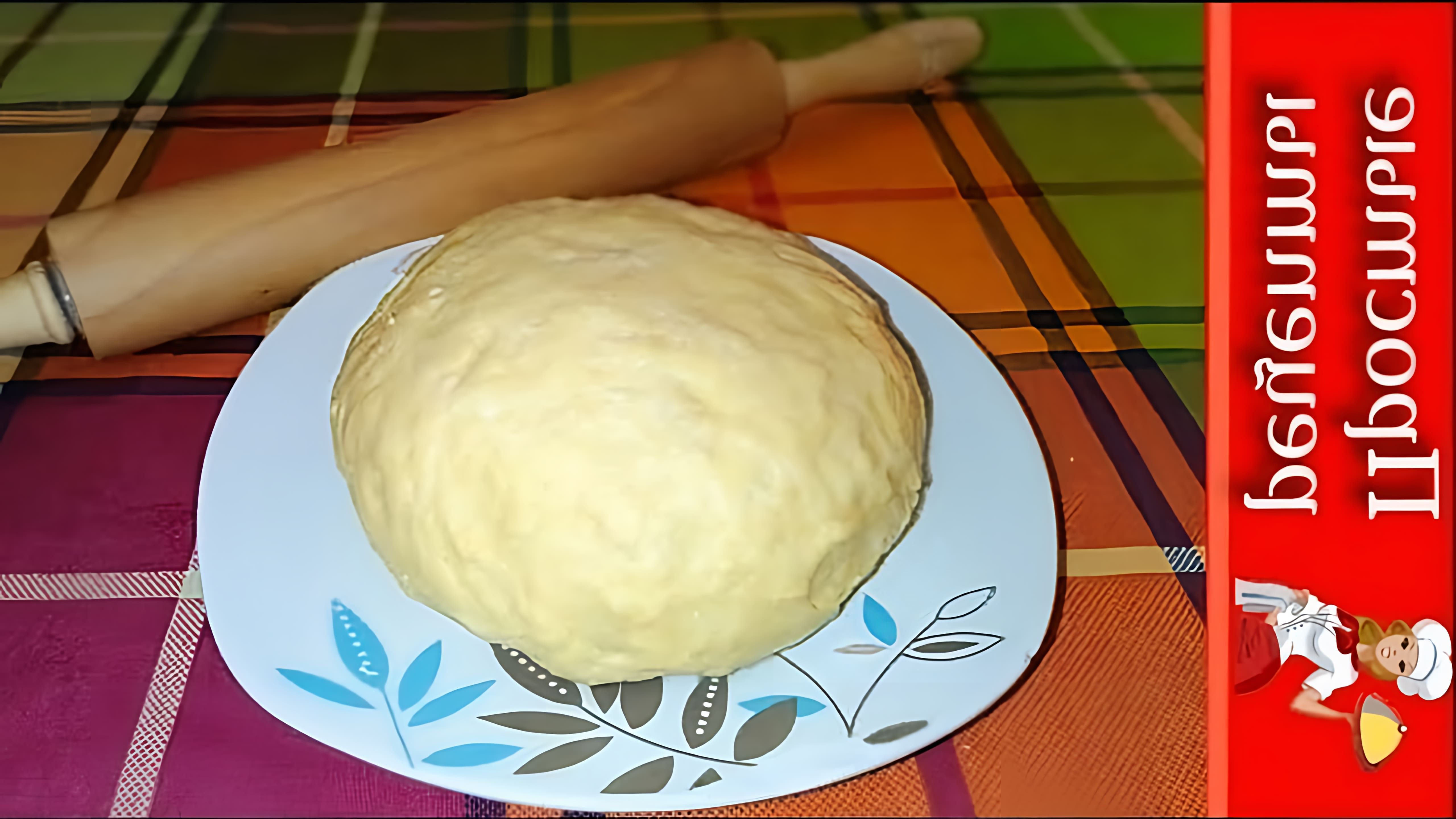 В этом видео Елена, автор канала "Простые рецепты", показывает, как быстро и просто приготовить тесто для пиццы без использования дрожжей