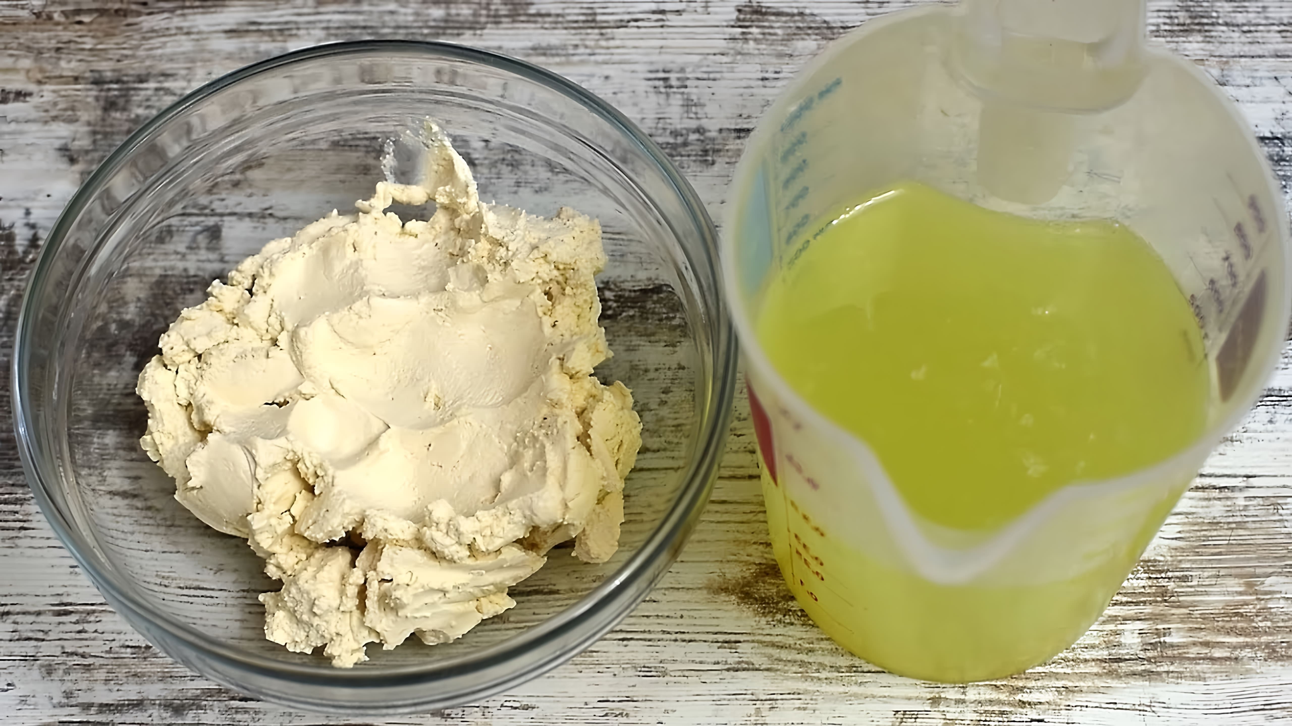 В этом видео демонстрируется простой и быстрый способ приготовления творожного сыра из ряженки