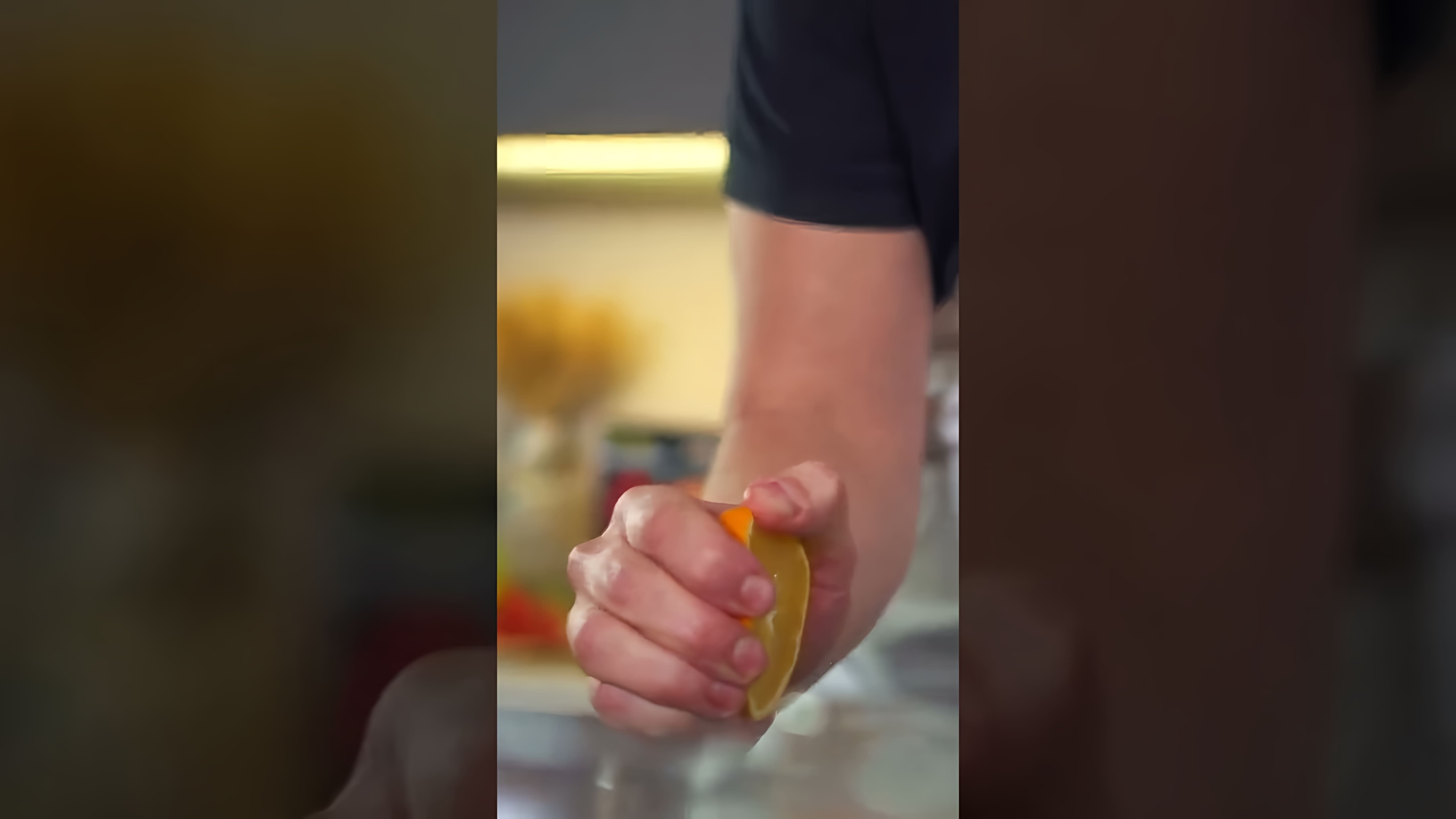 В этом видео демонстрируется процесс приготовления салата с креветками