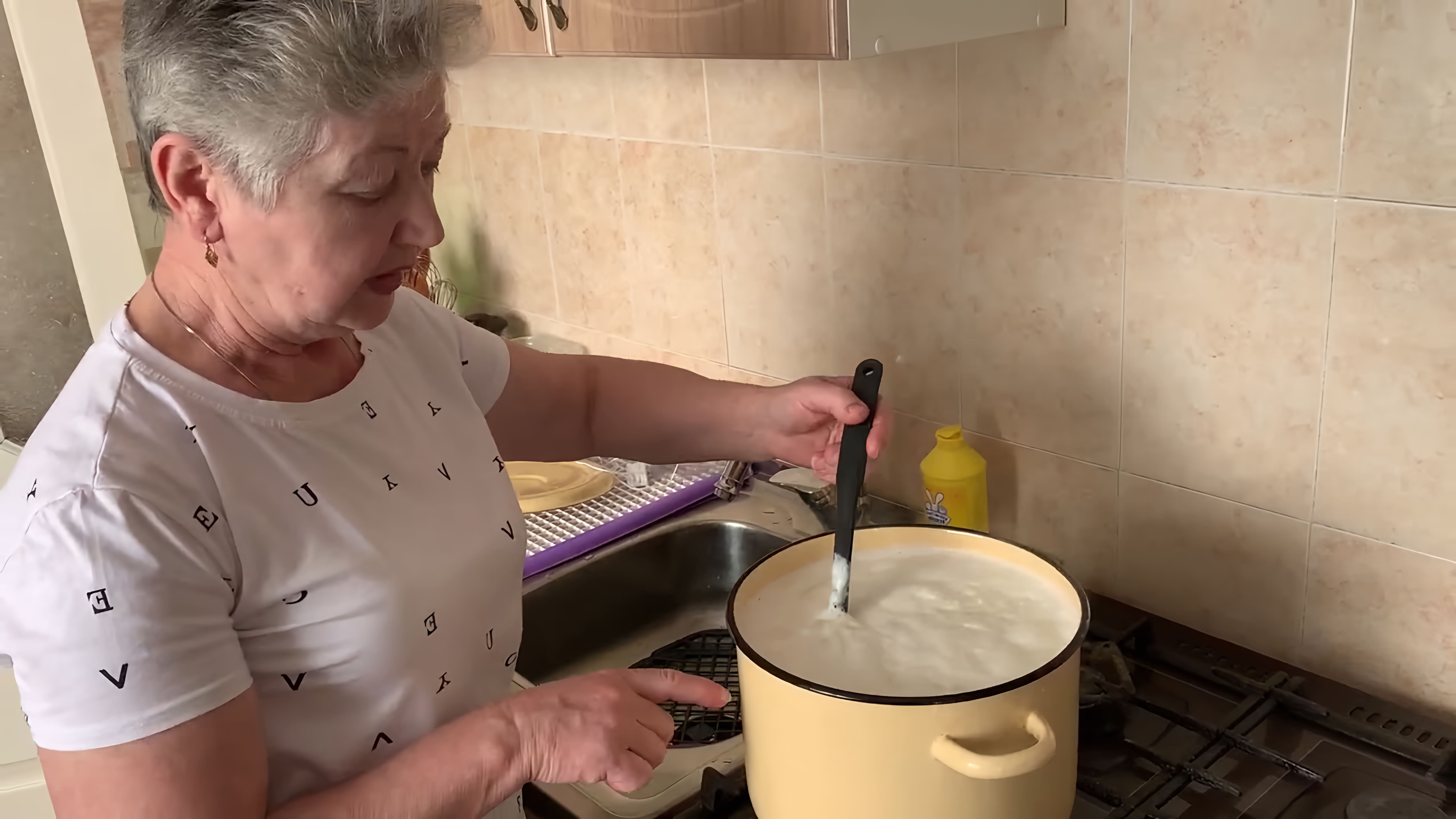 В этом видео демонстрируется процесс приготовления адыгейского сыра из козьего молока