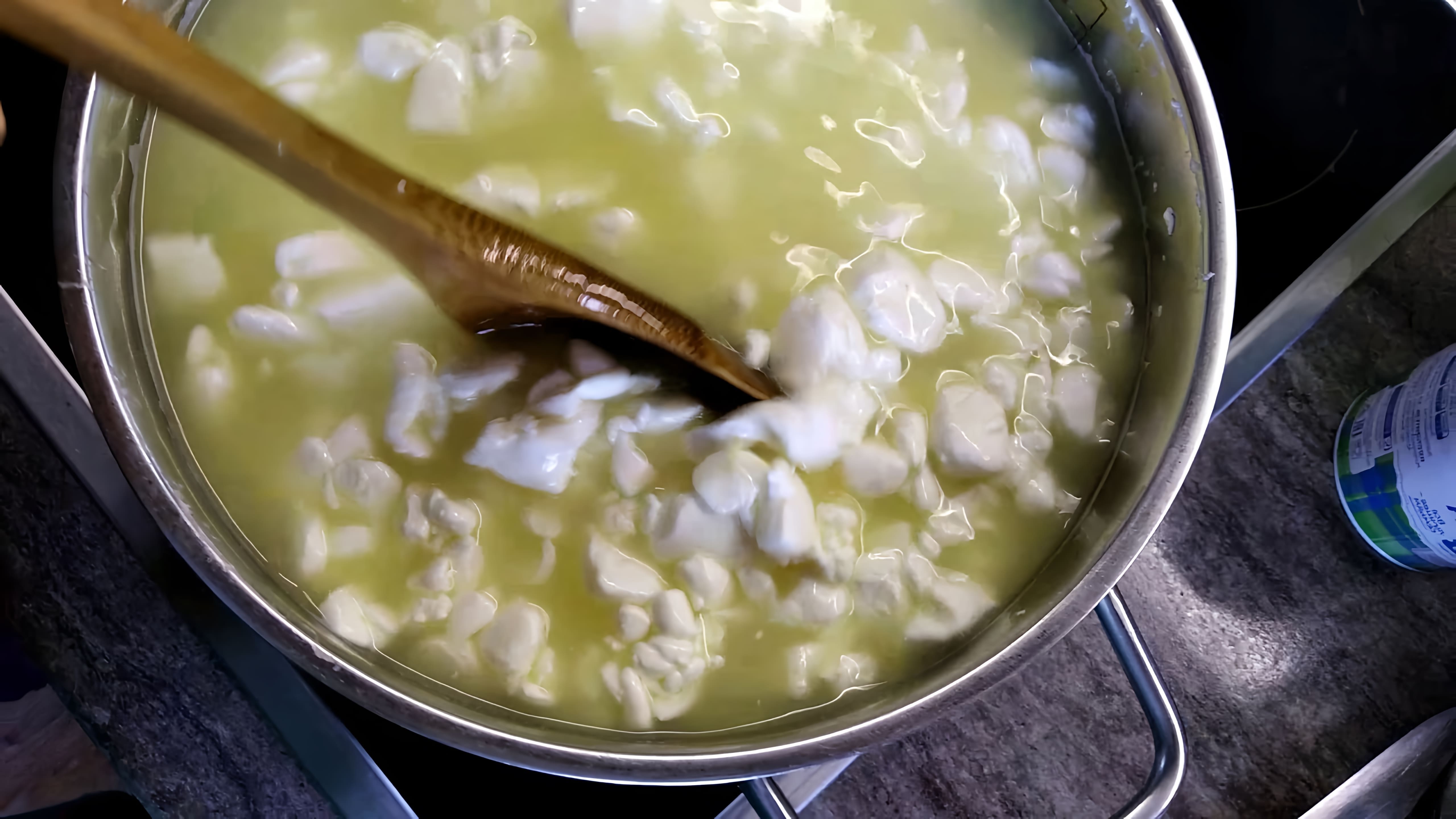 В этом видео показано, как приготовить домашний сычужный сыр