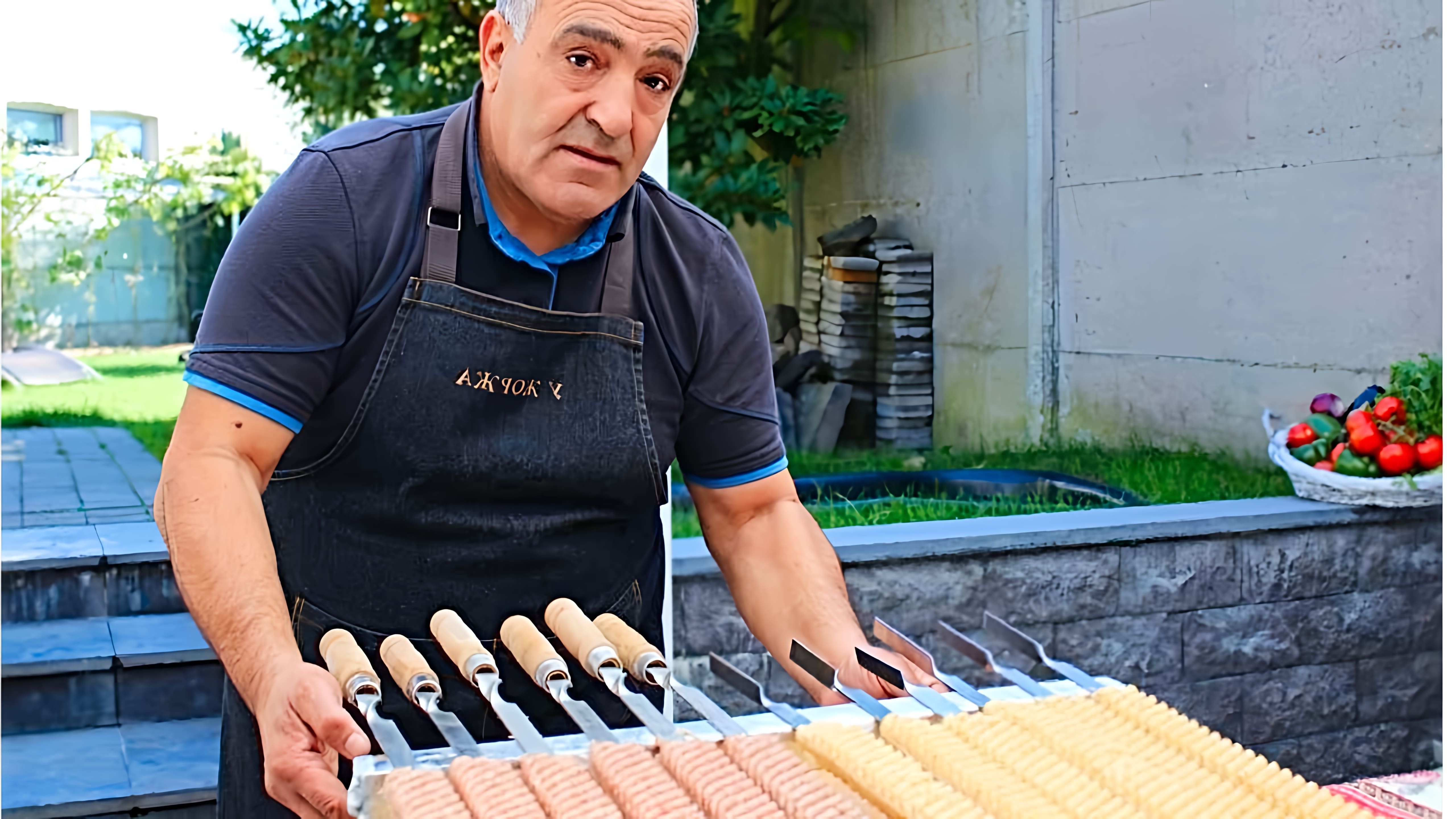 Видео демонстрирует уникальный способ приготовления шашлыков с использованием специальной машины для прессования шампуров