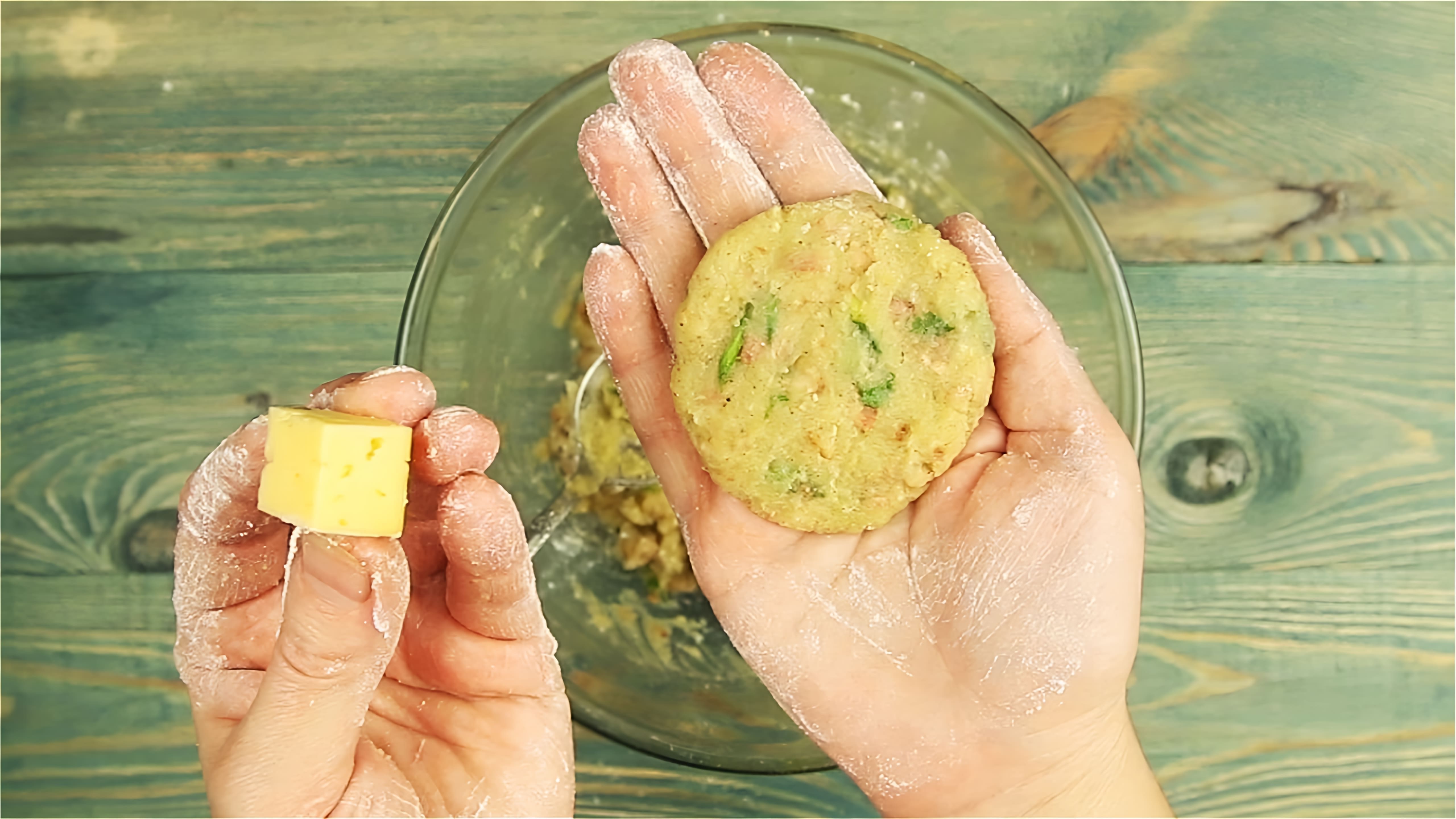 В этом видео-ролике "Картофельные шарики с сыром - Рецепты от Со Вкусом" вы увидите, как приготовить вкусное и оригинальное блюдо из картофеля и сыра