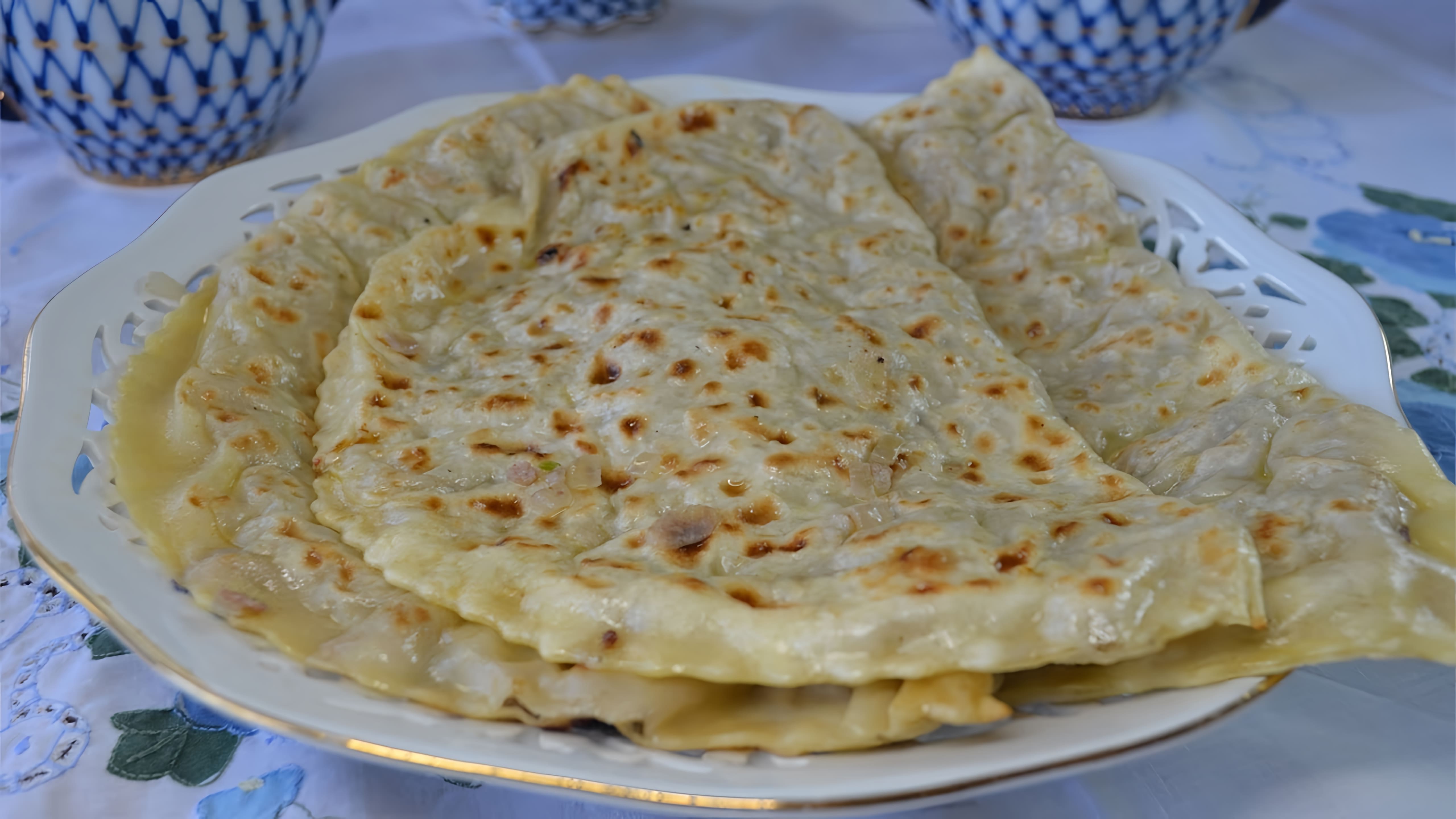 В этом видео демонстрируется процесс приготовления тонких дагестанских чуду с мясом на сухой сковороде