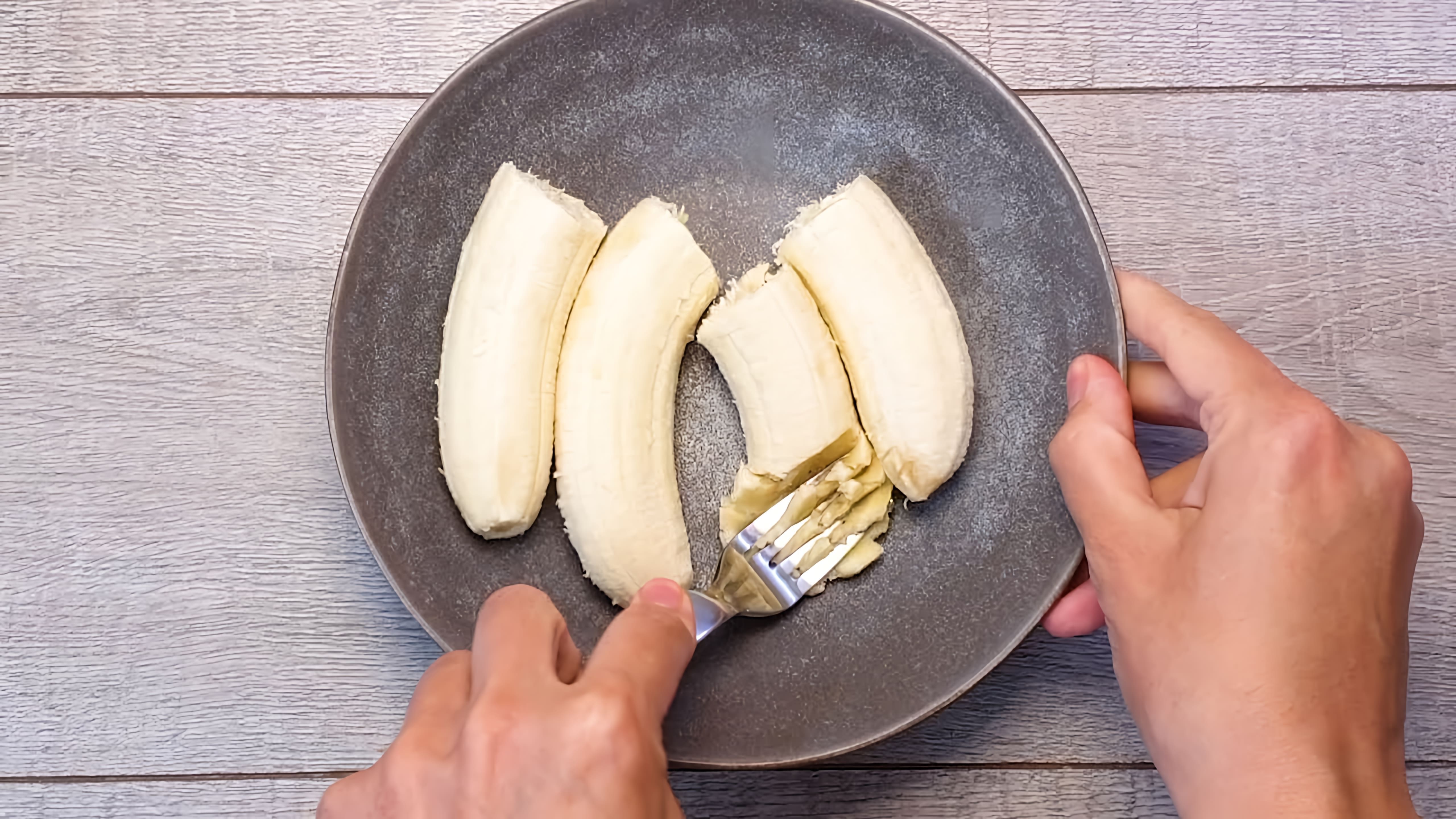 В этом видео-ролике вы увидите, как приготовить банановые панкейки без использования масла и молока