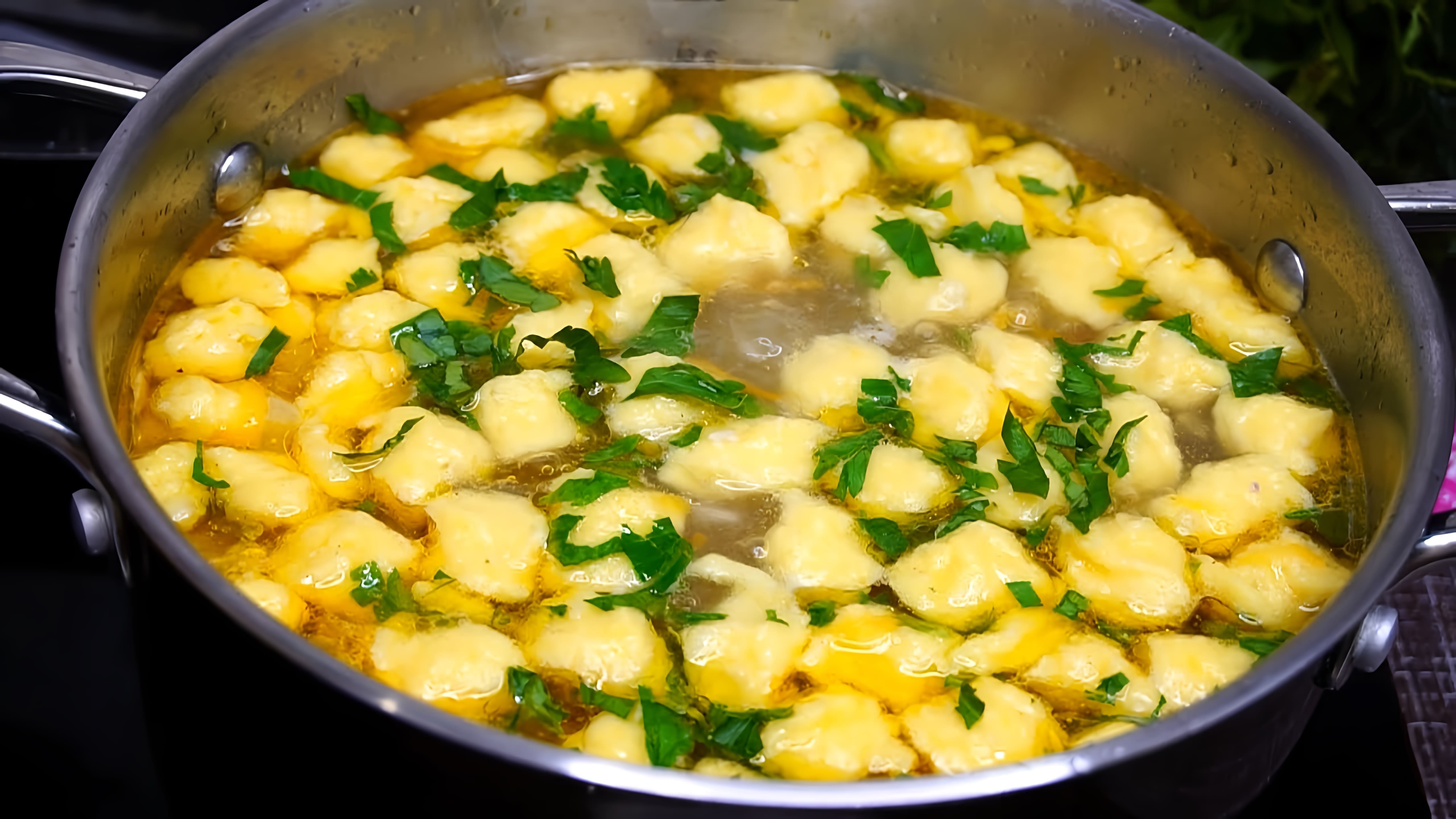 Видео посвящено приготовлению супа с пельменями, который создатель готовит 3 раза в неделю и никогда не устает от него