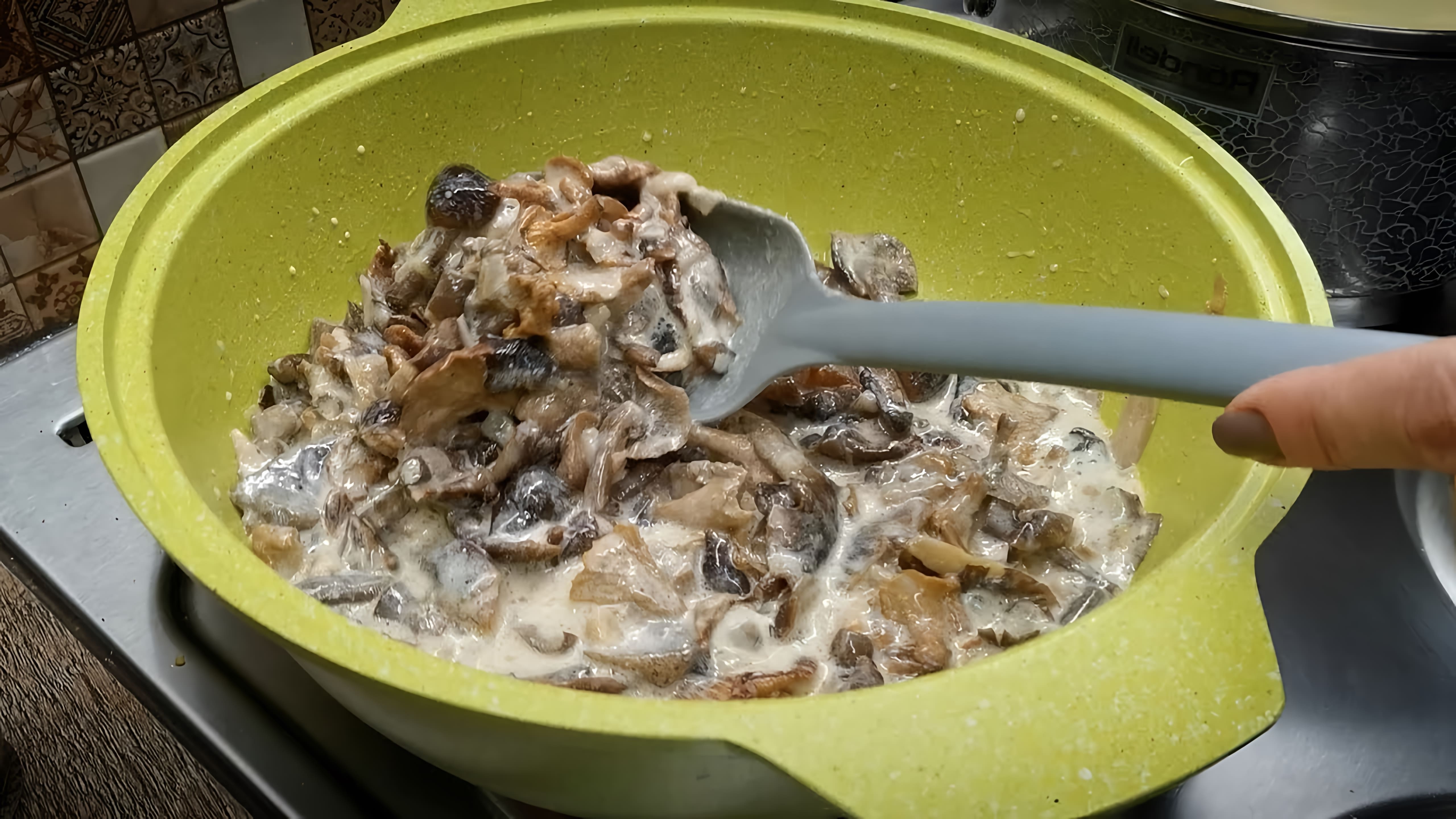 В этом видео-ролике мы увидим, как приготовить замороженные грибы (лисички, белые и подосиновики) с жареным репчатым луком и сметаной на сковородке