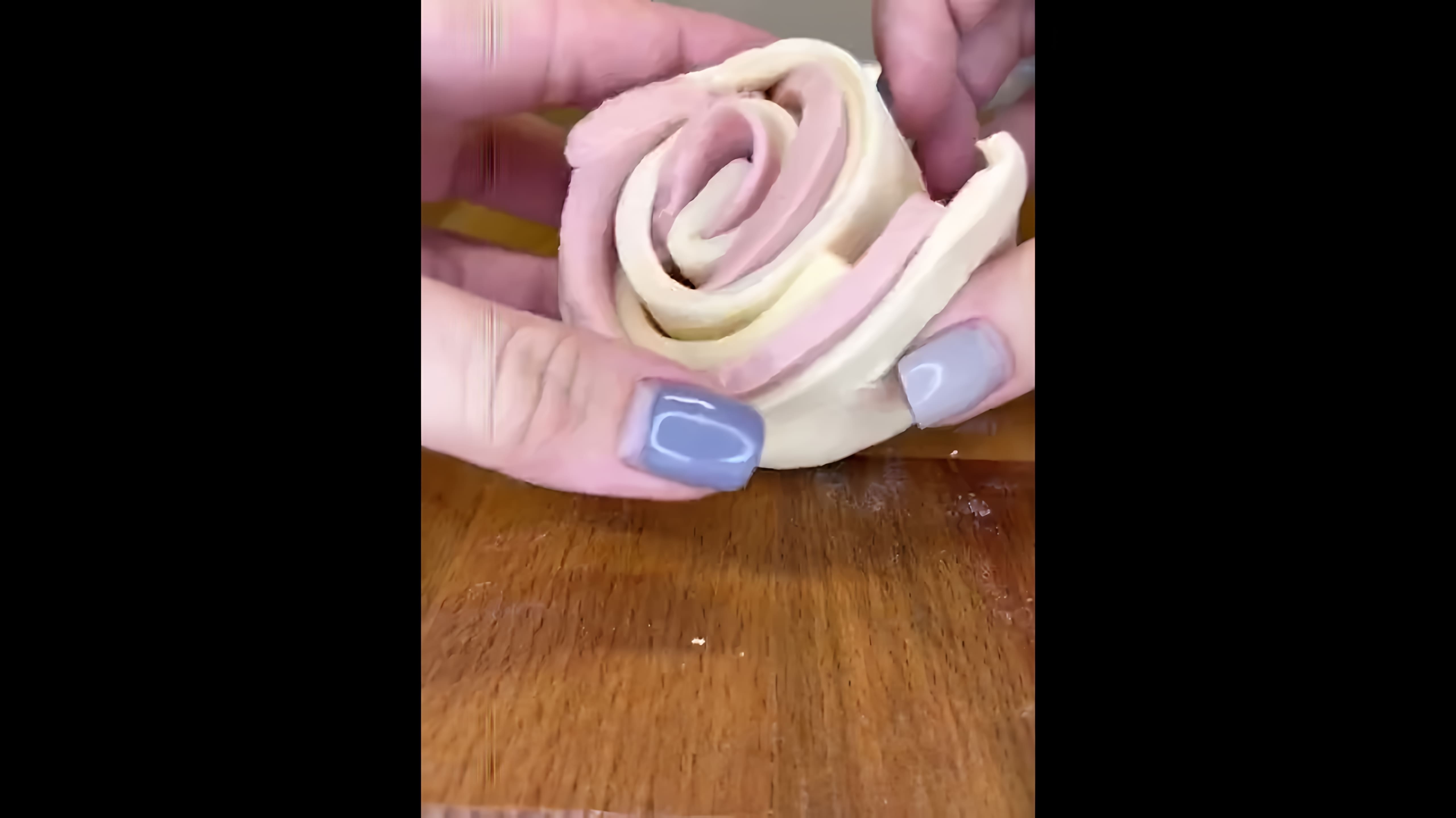 В этом видео демонстрируется рецепт приготовления роз из слоёного теста
