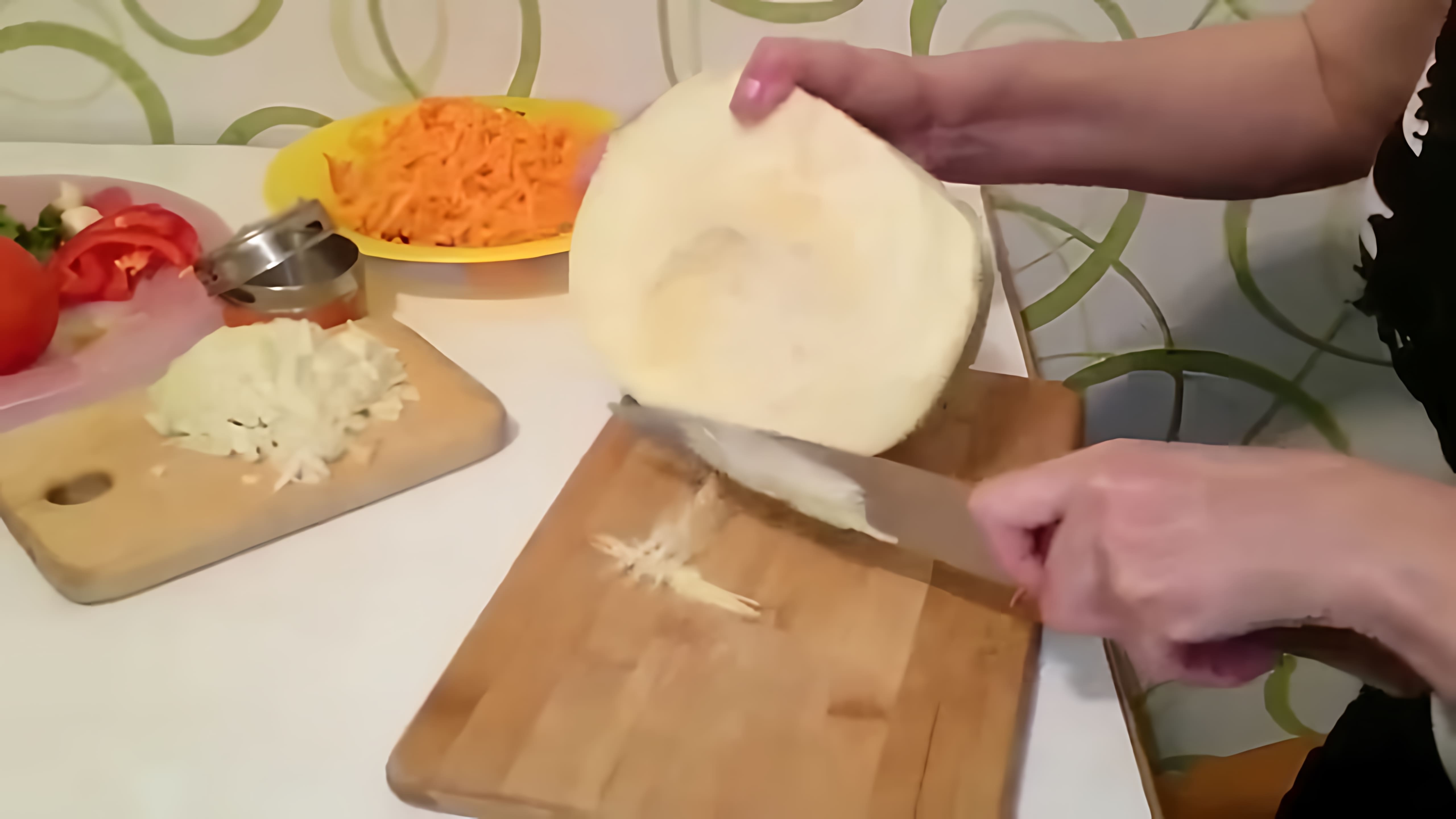 В этом видео демонстрируется процесс приготовления тушеной капусты с курицей