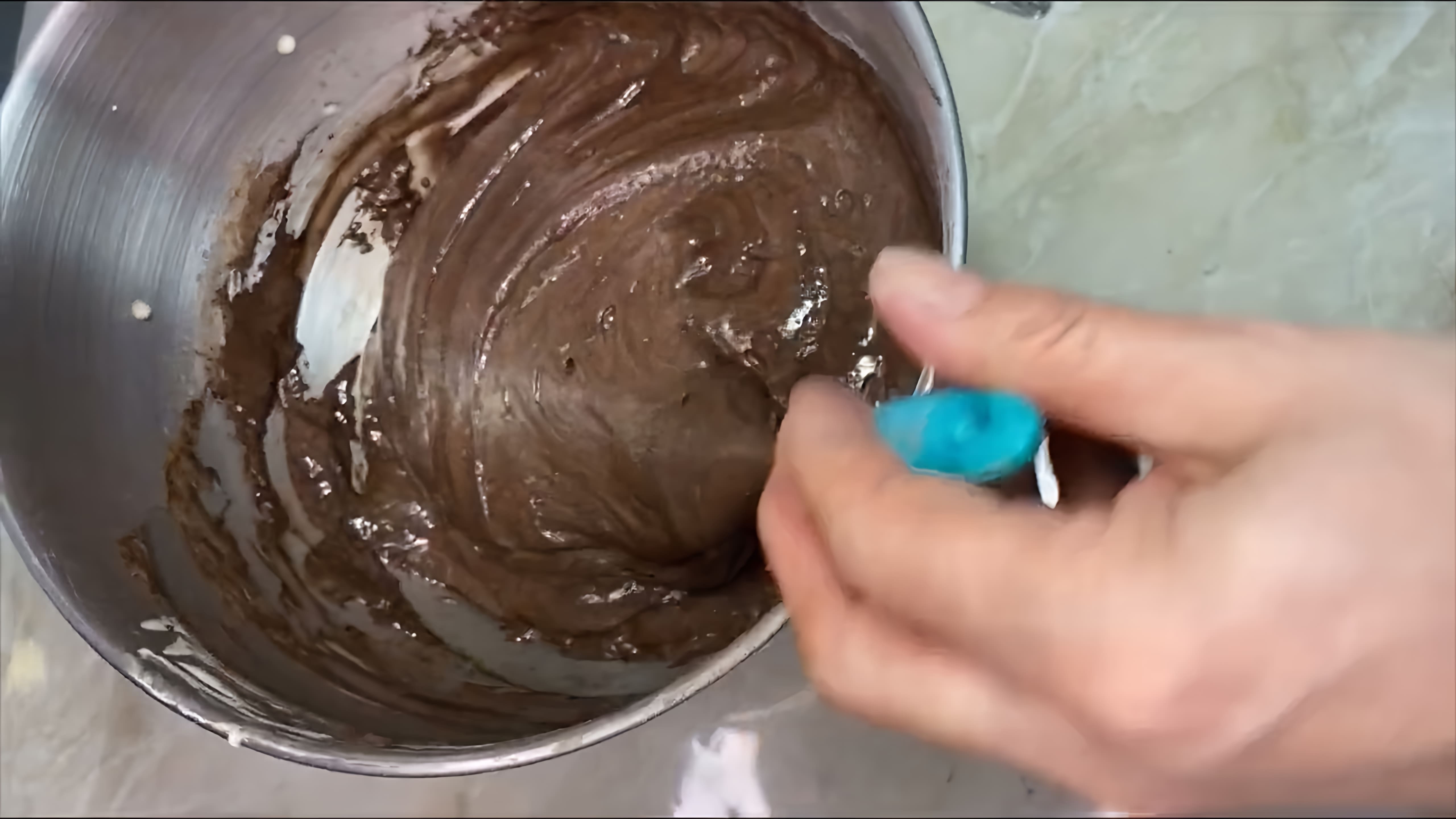 В этом видео демонстрируется процесс приготовления медово-шоколадного бисквита