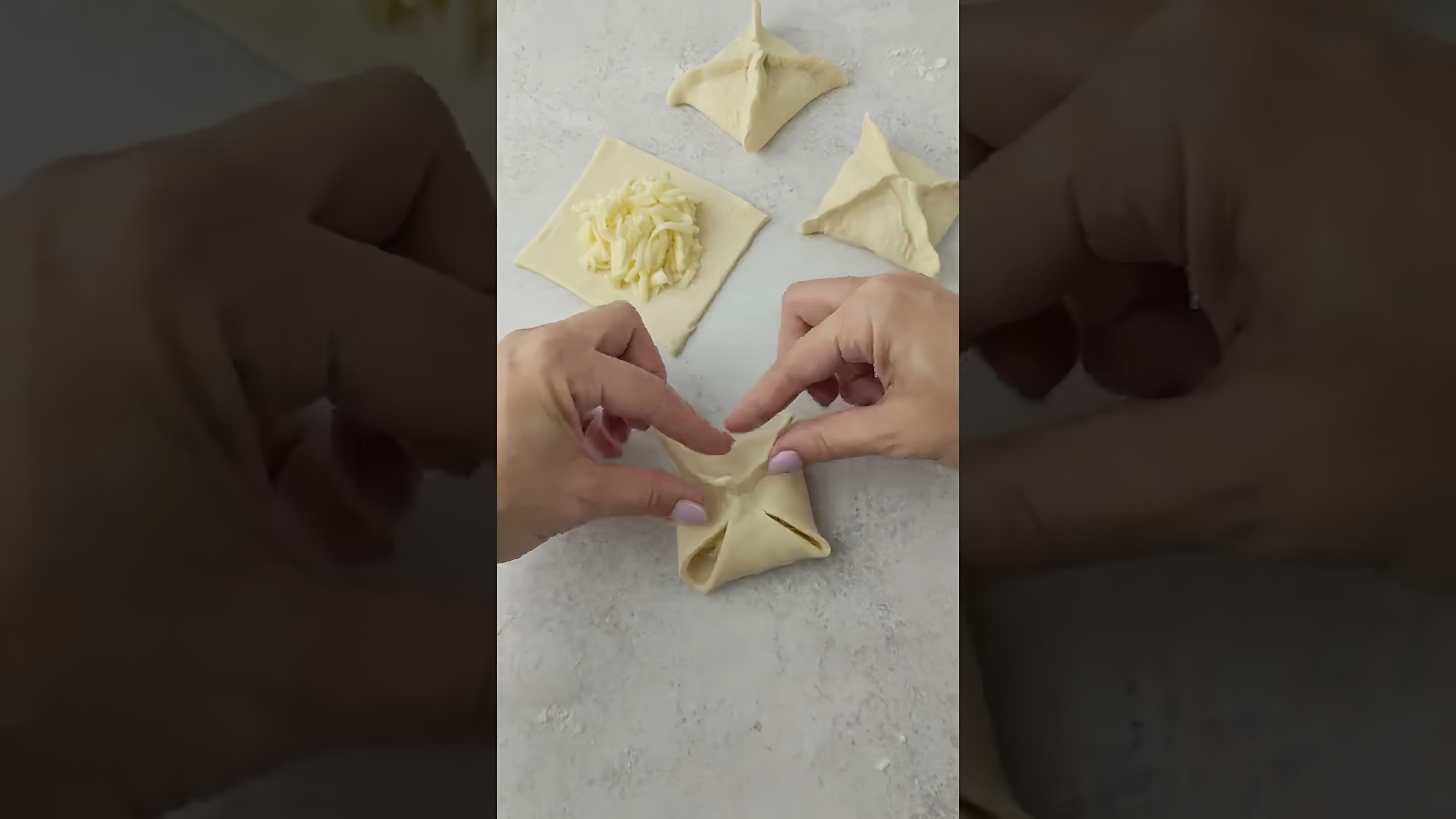 В этом видео-ролике будет представлен рецепт приготовления хачапури из слоеного теста с сыром в духовке