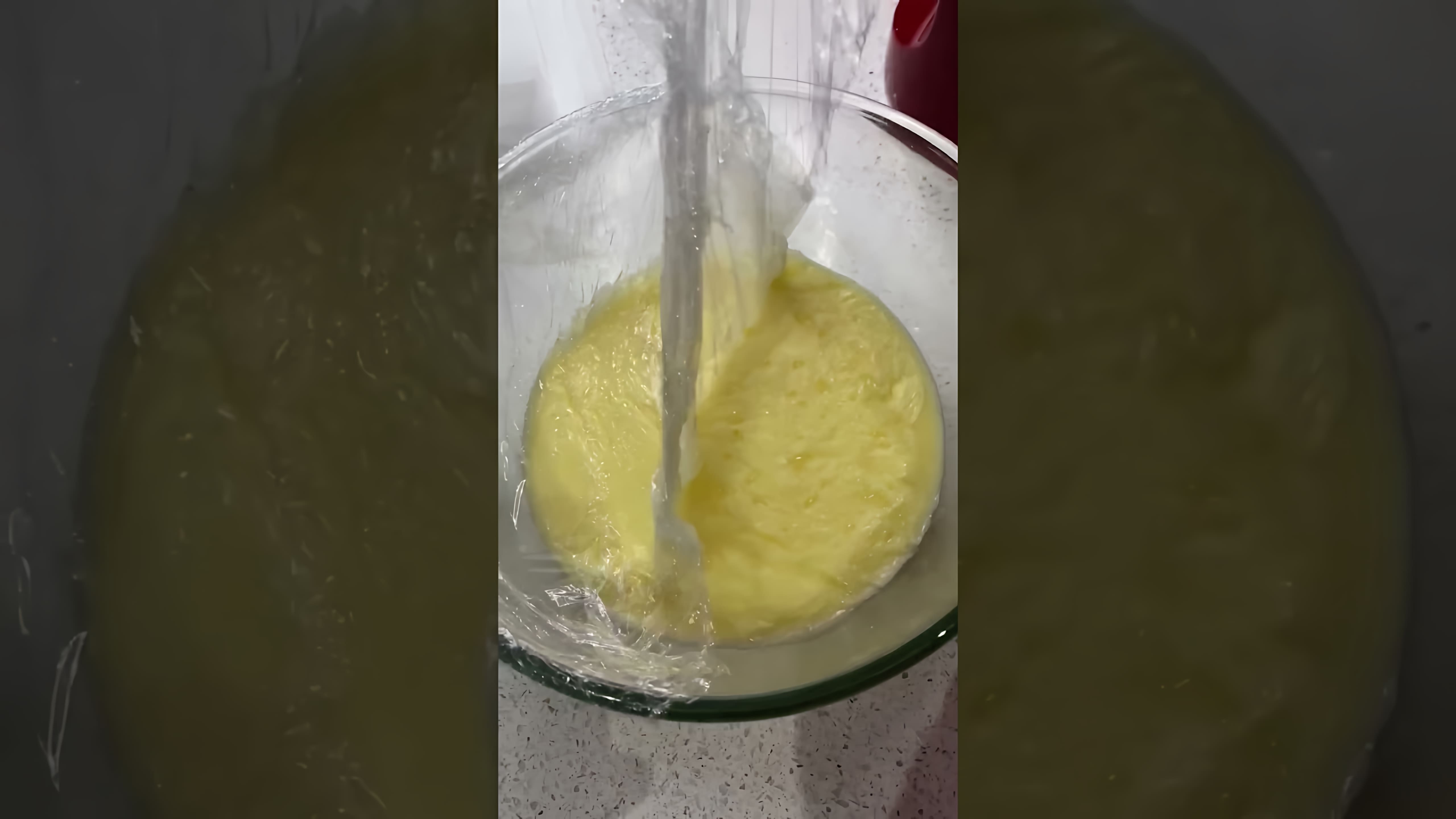 В этом видео демонстрируется рецепт заварного крема для медовика и других десертов