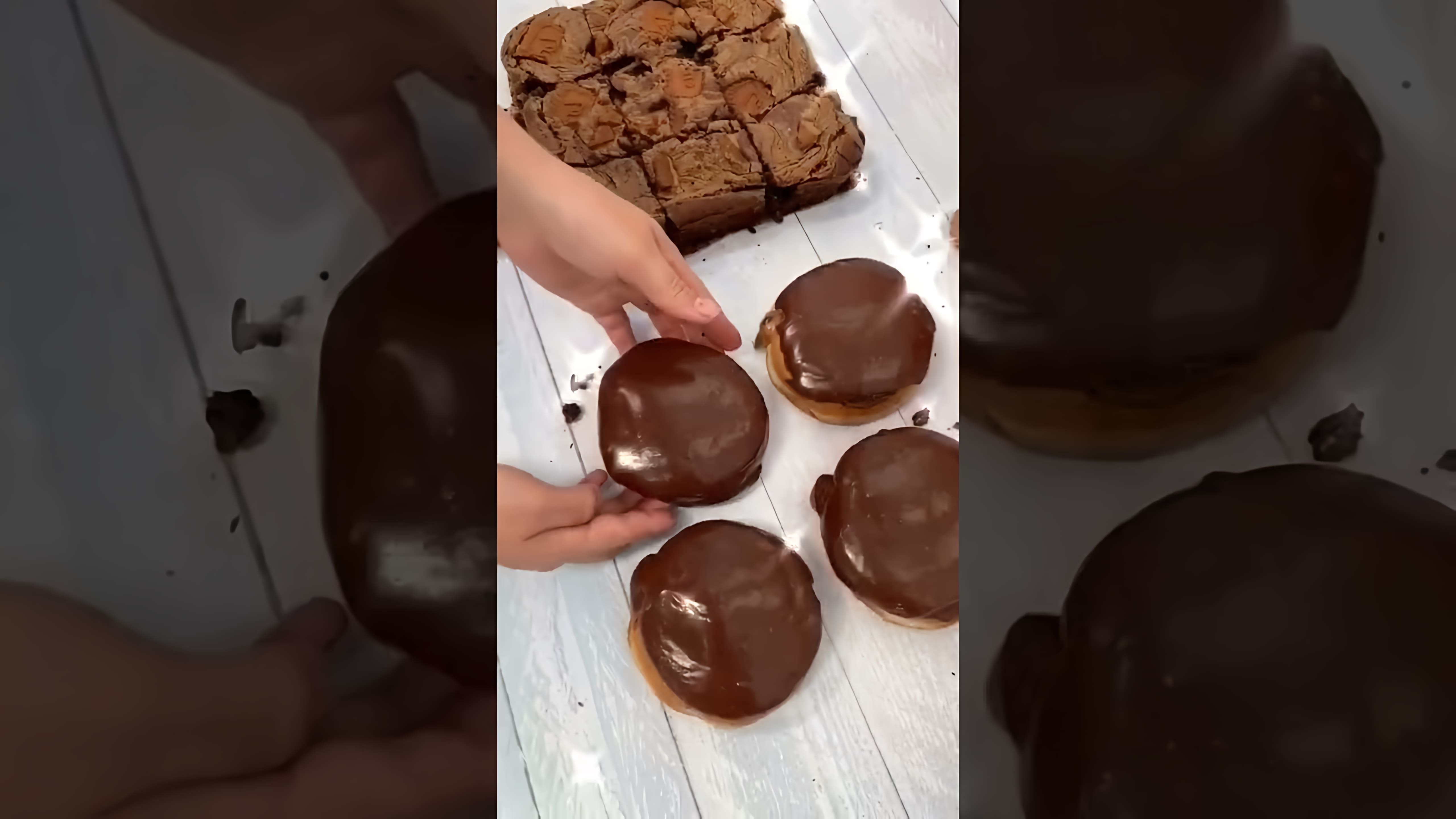 В этом видео-ролике вы увидите, как приготовить американские пончики с шоколадной глазурью