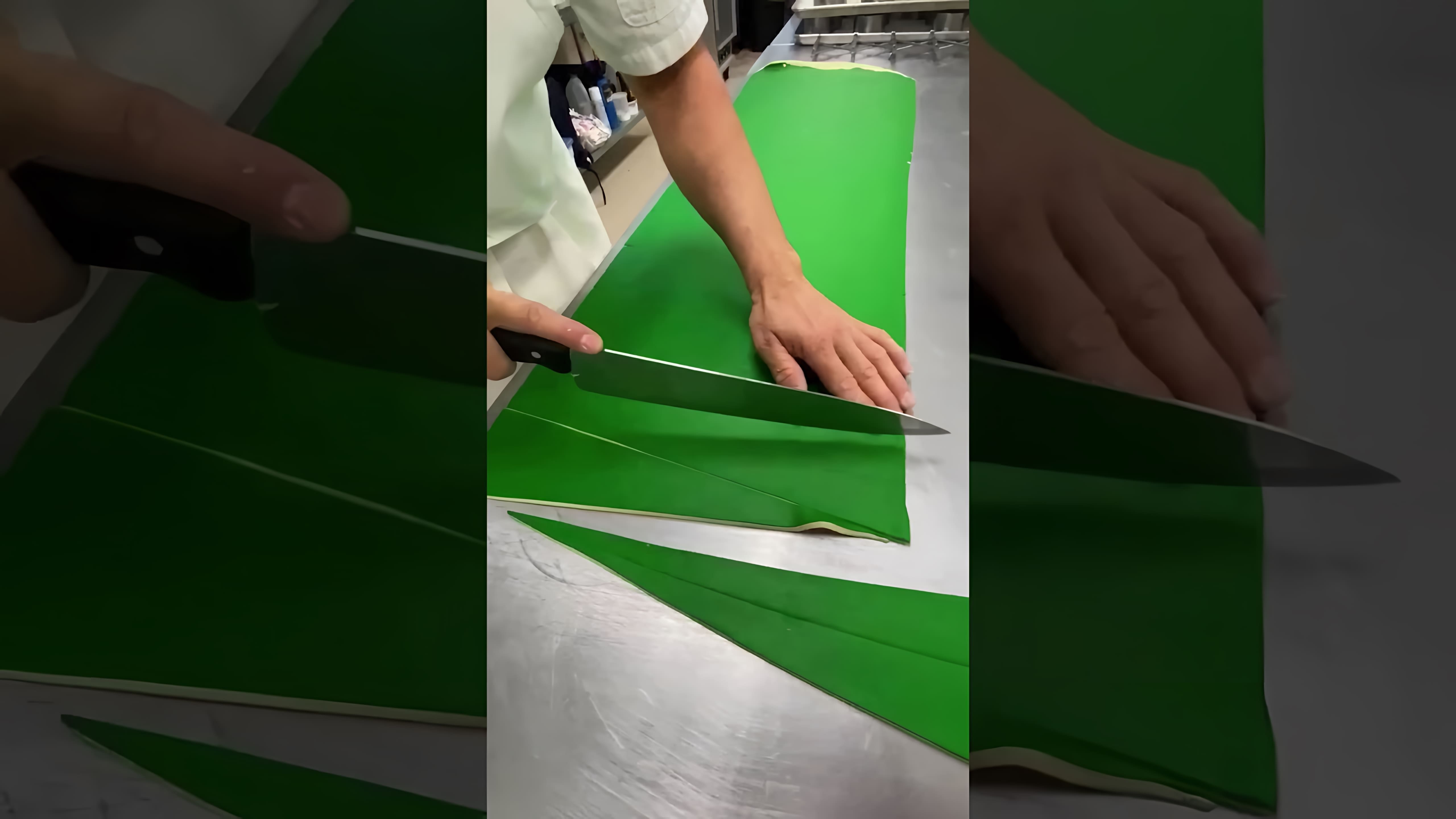 В этом видео-ролике мы увидим процесс приготовления двухцветных круассанов