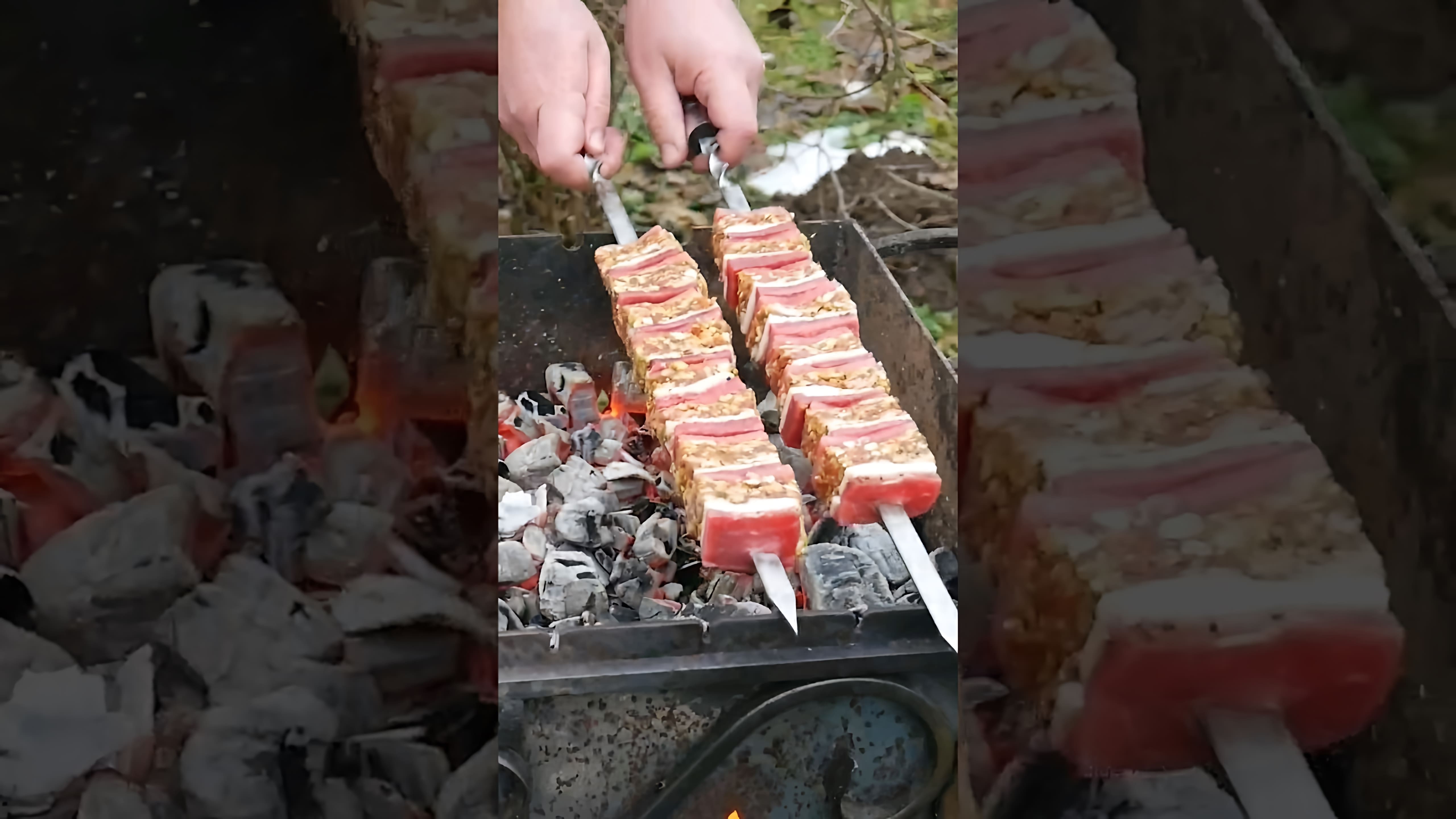 В этом видео демонстрируется процесс приготовления шашлыка "Два в одном", который стал популярным в интернете