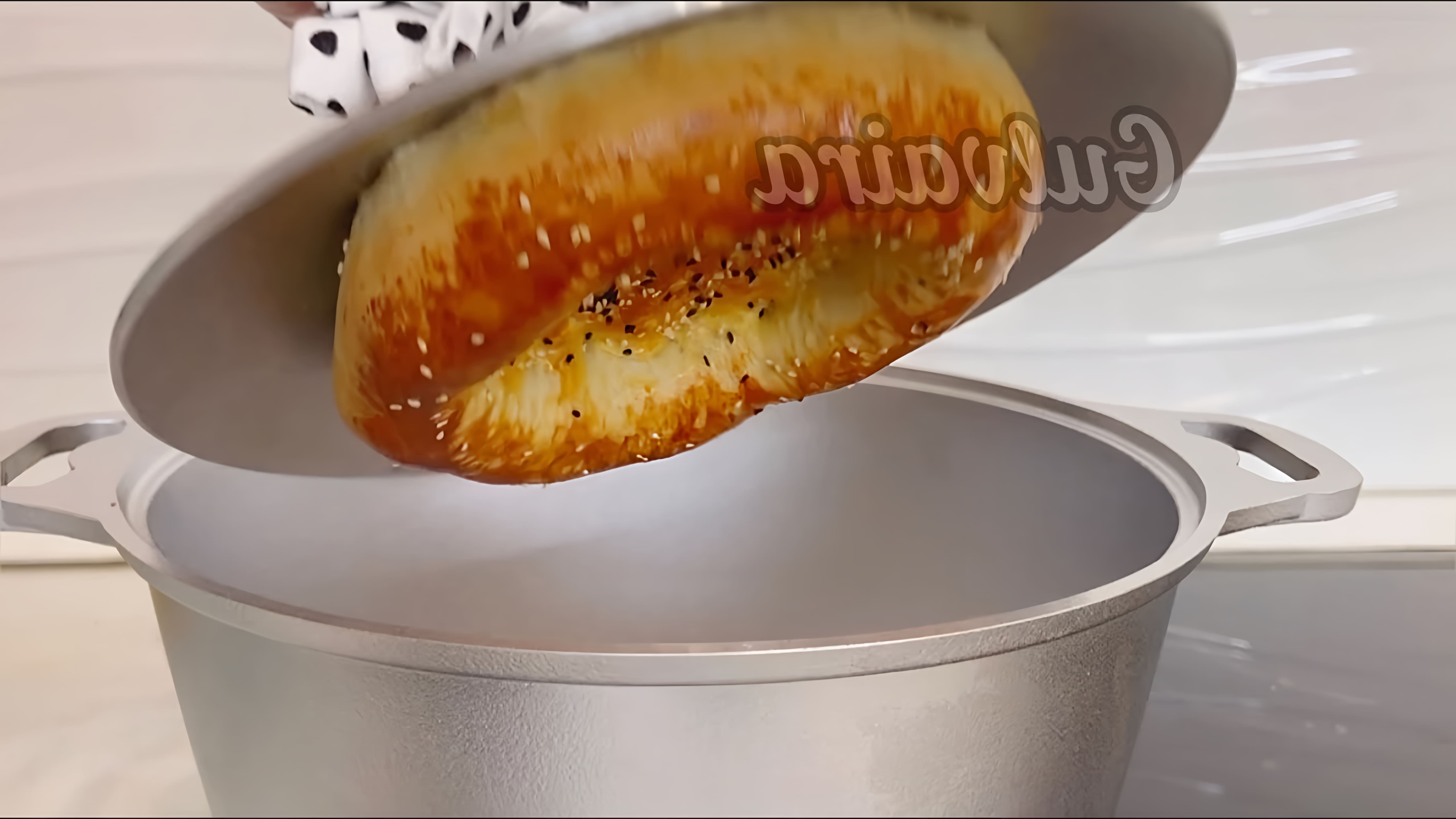 В этом видео демонстрируется процесс приготовления узбекских лепешек в казане