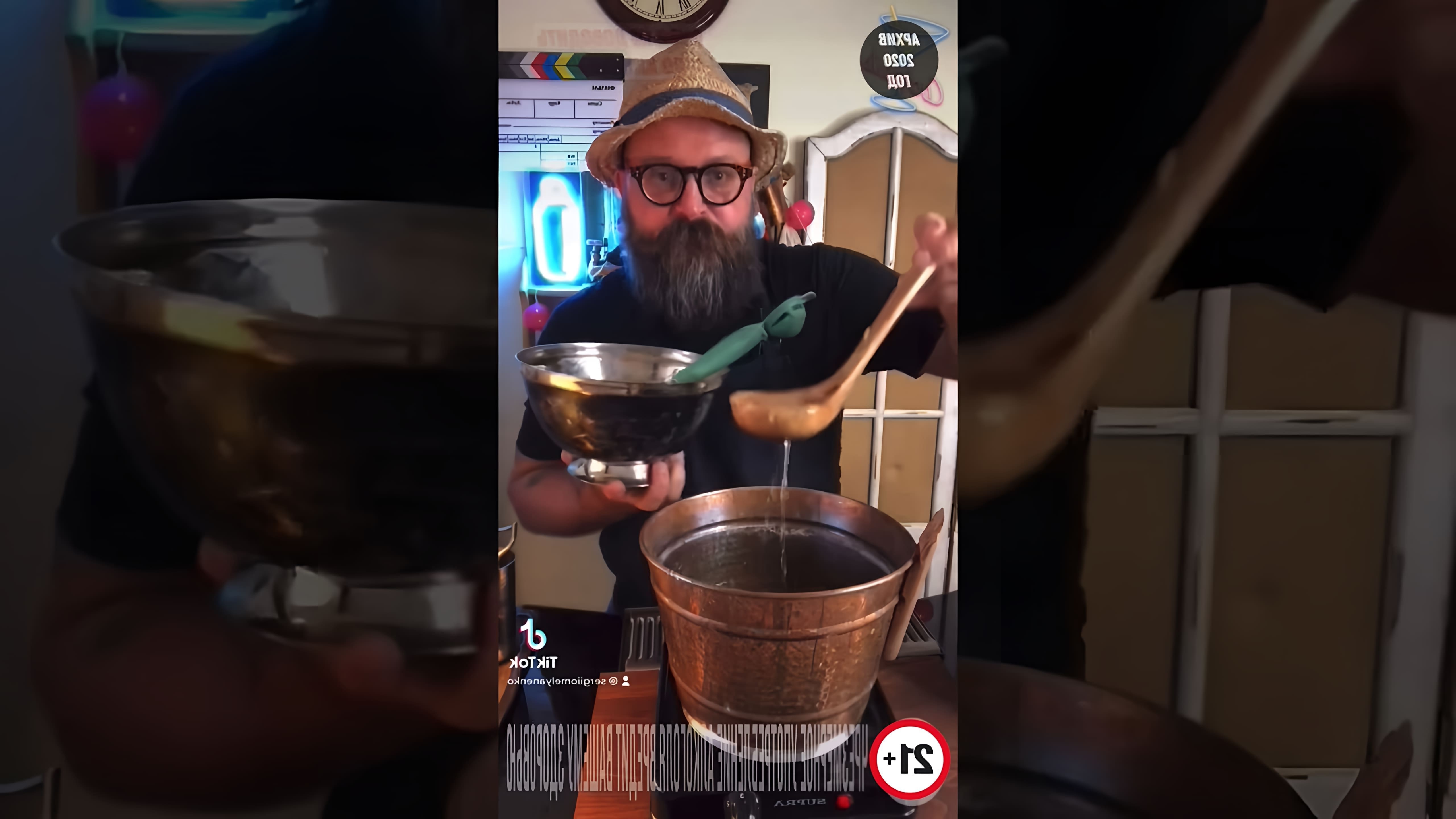 В этом видео демонстрируется рецепт приготовления сливочного пива