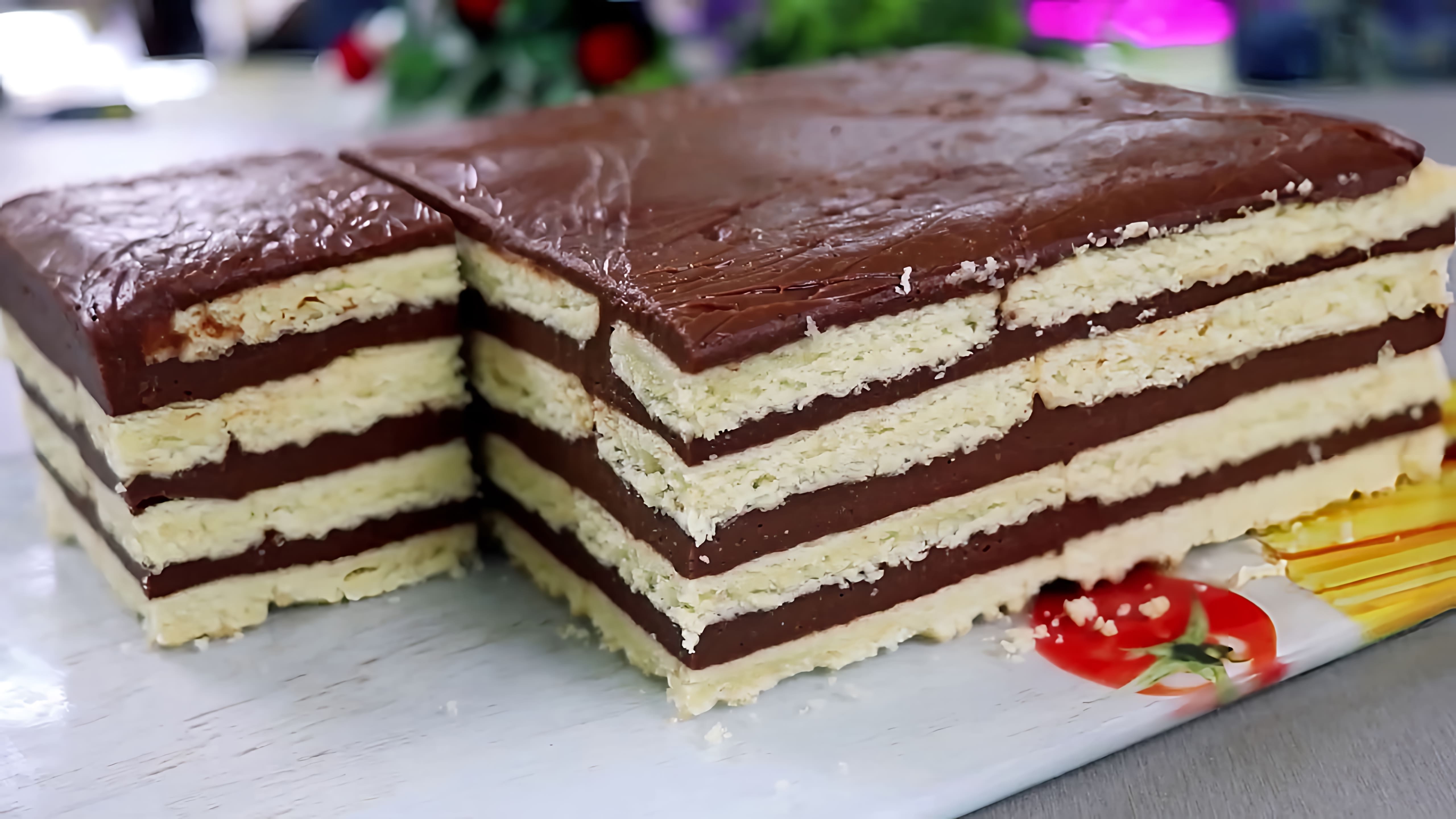 В этом видео демонстрируется процесс приготовления недорогого торта без выпечки