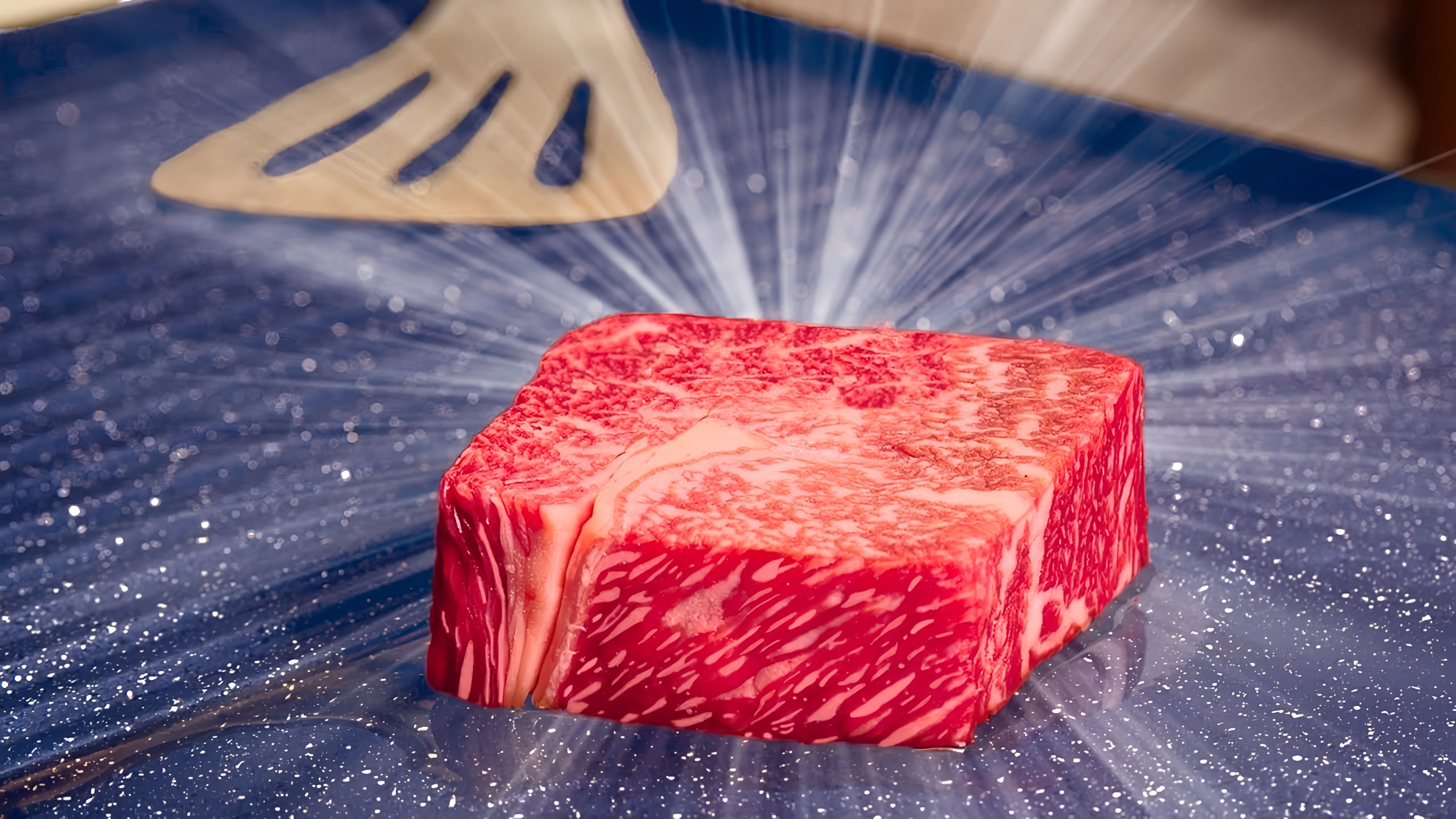 В этом видео мы сравниваем три вида стейков: обычную говядину, мраморную говядину и стейк вагу