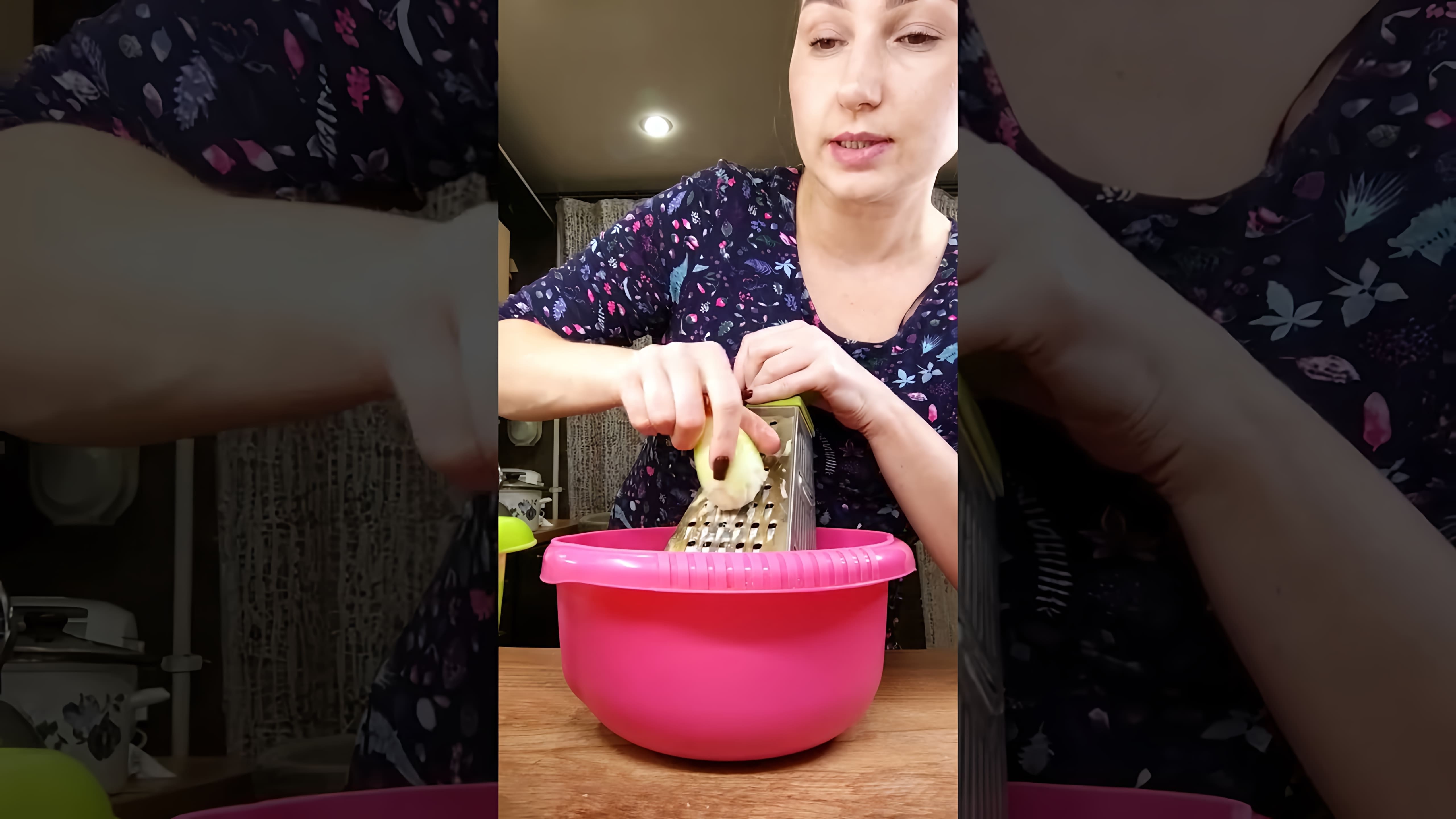 В этом видео демонстрируется процесс приготовления котлет в сметанном соусе на сковороде