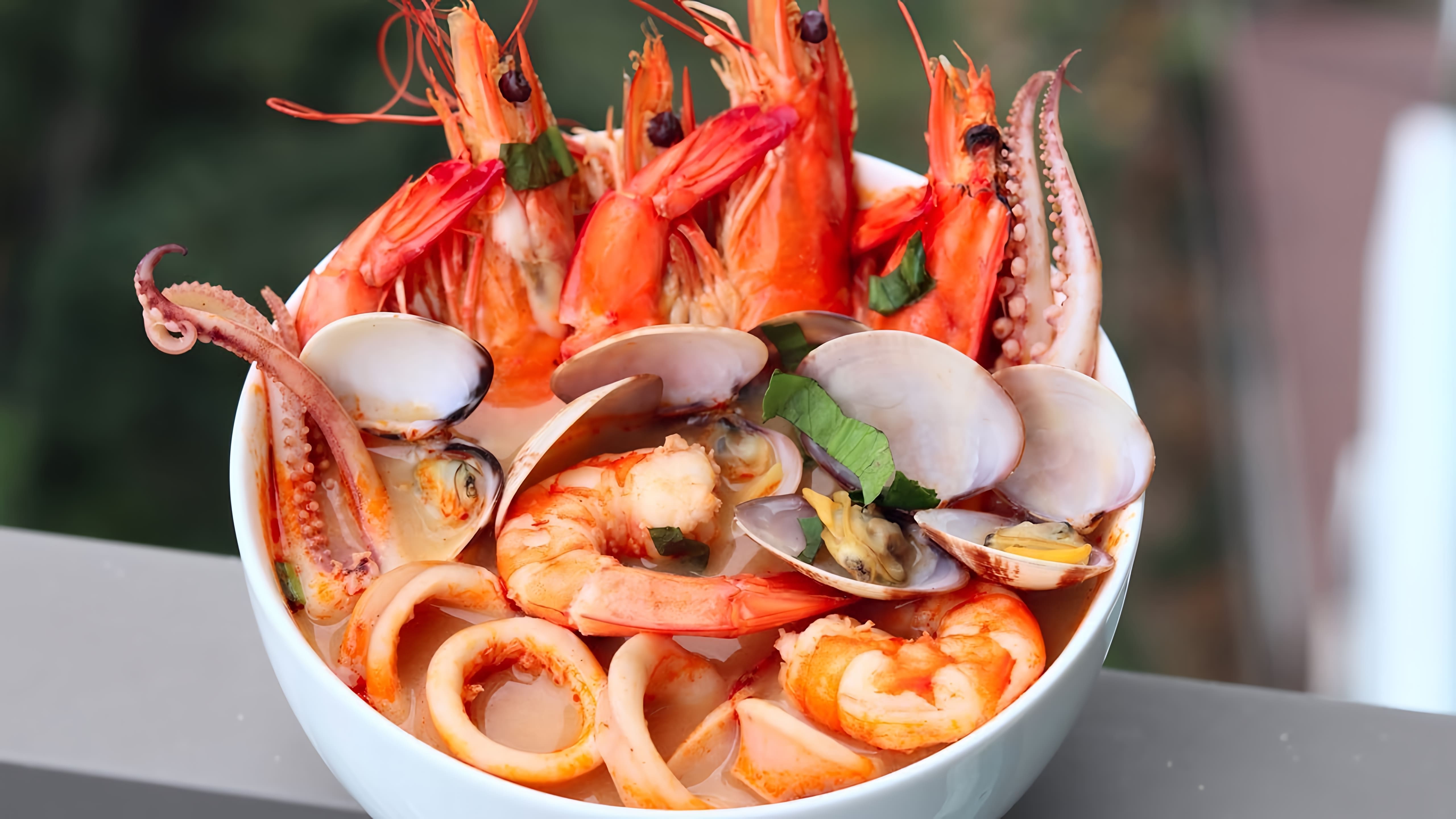 В этом видео демонстрируется процесс приготовления традиционного тайского супа "Том Ям" с морепродуктами