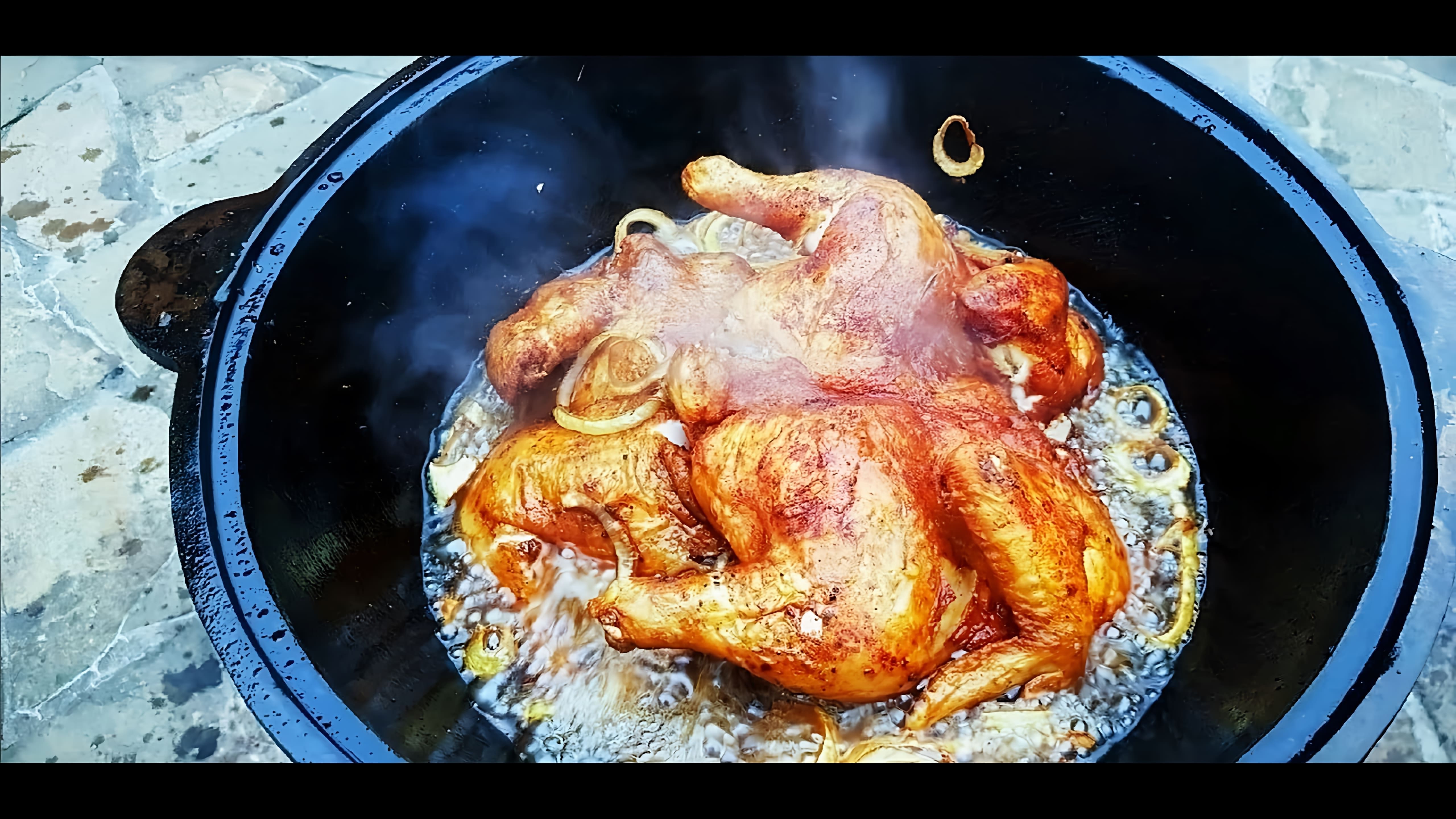 В этом видео демонстрируется процесс приготовления двух необыкновенно вкусных и хрустящих куриц