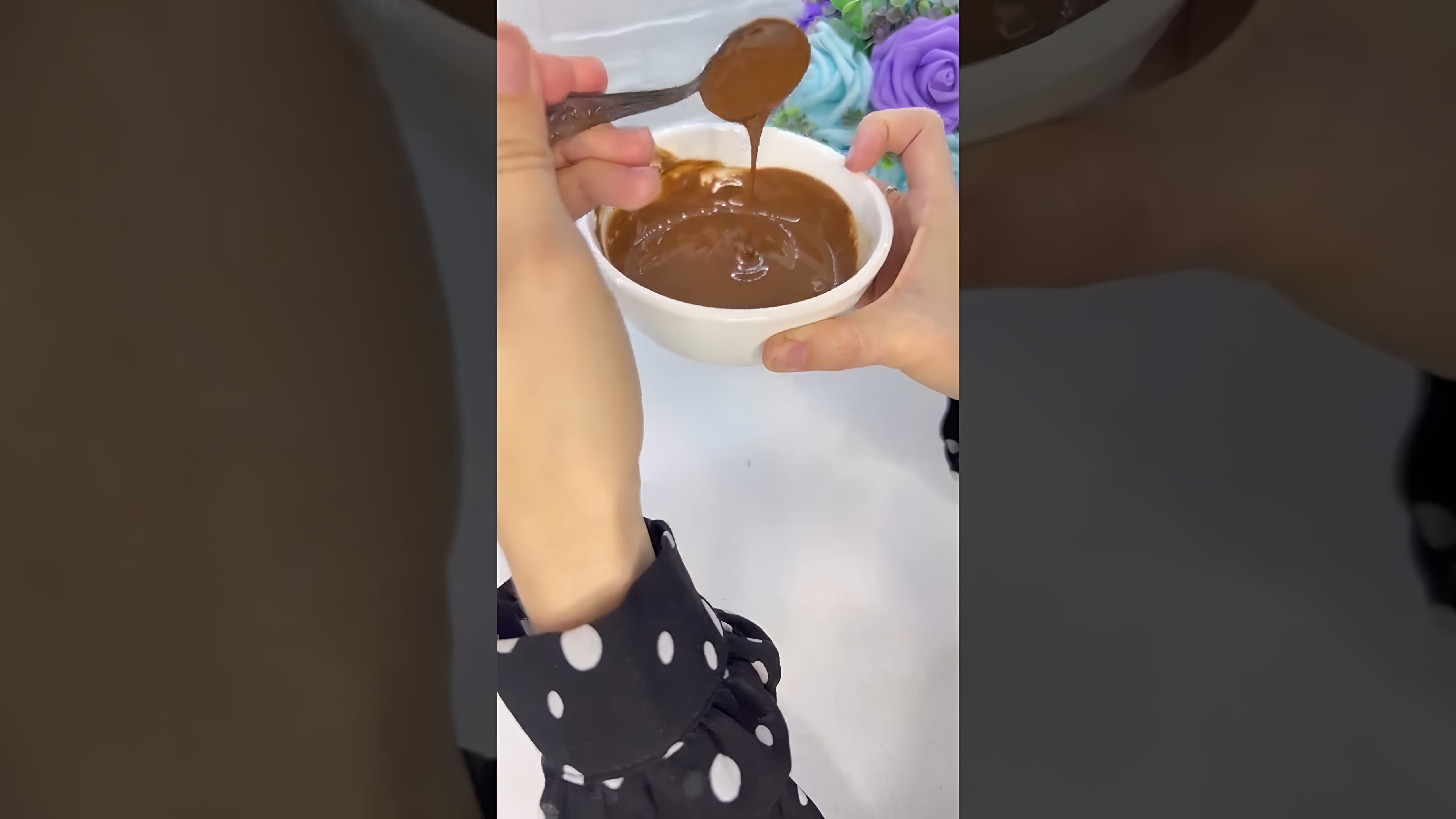 В этом видео кондитер показывает, как сделать шоколадные подтеки на торте