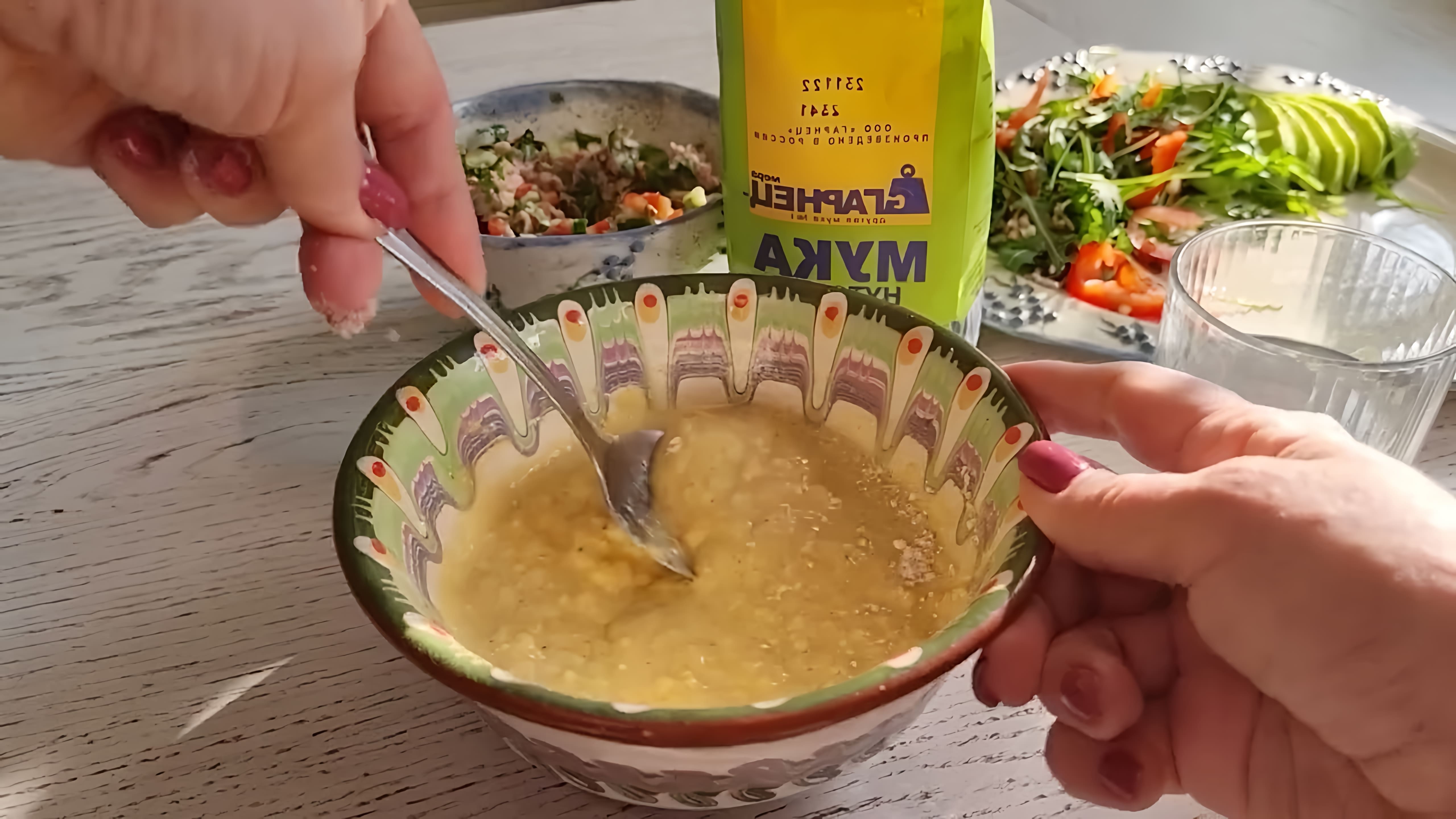 В этом видео демонстрируется рецепт приготовления нутовых блинов с оригинальной начинкой и салатом