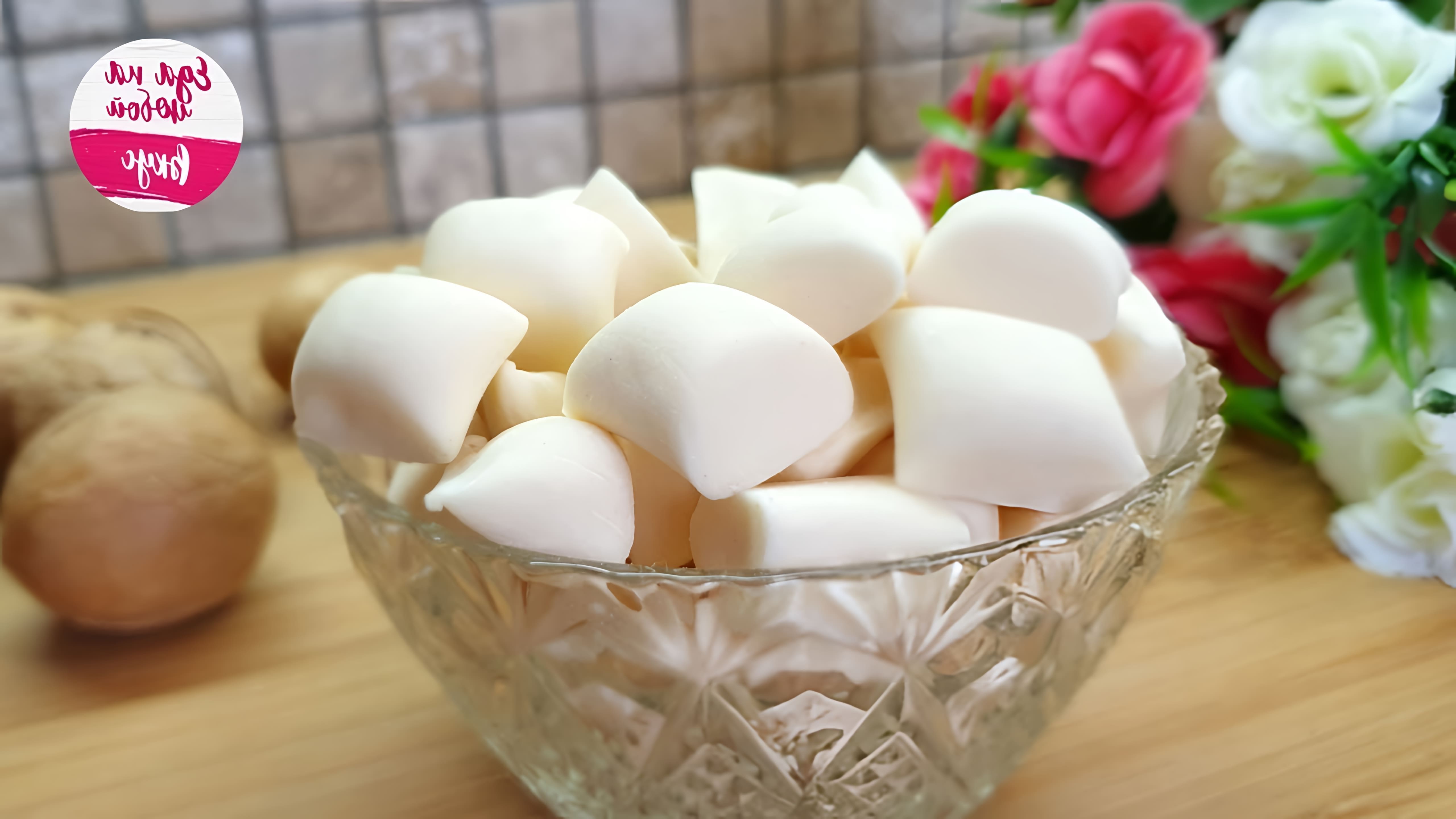 В этом видео демонстрируется процесс приготовления карамельных конфет