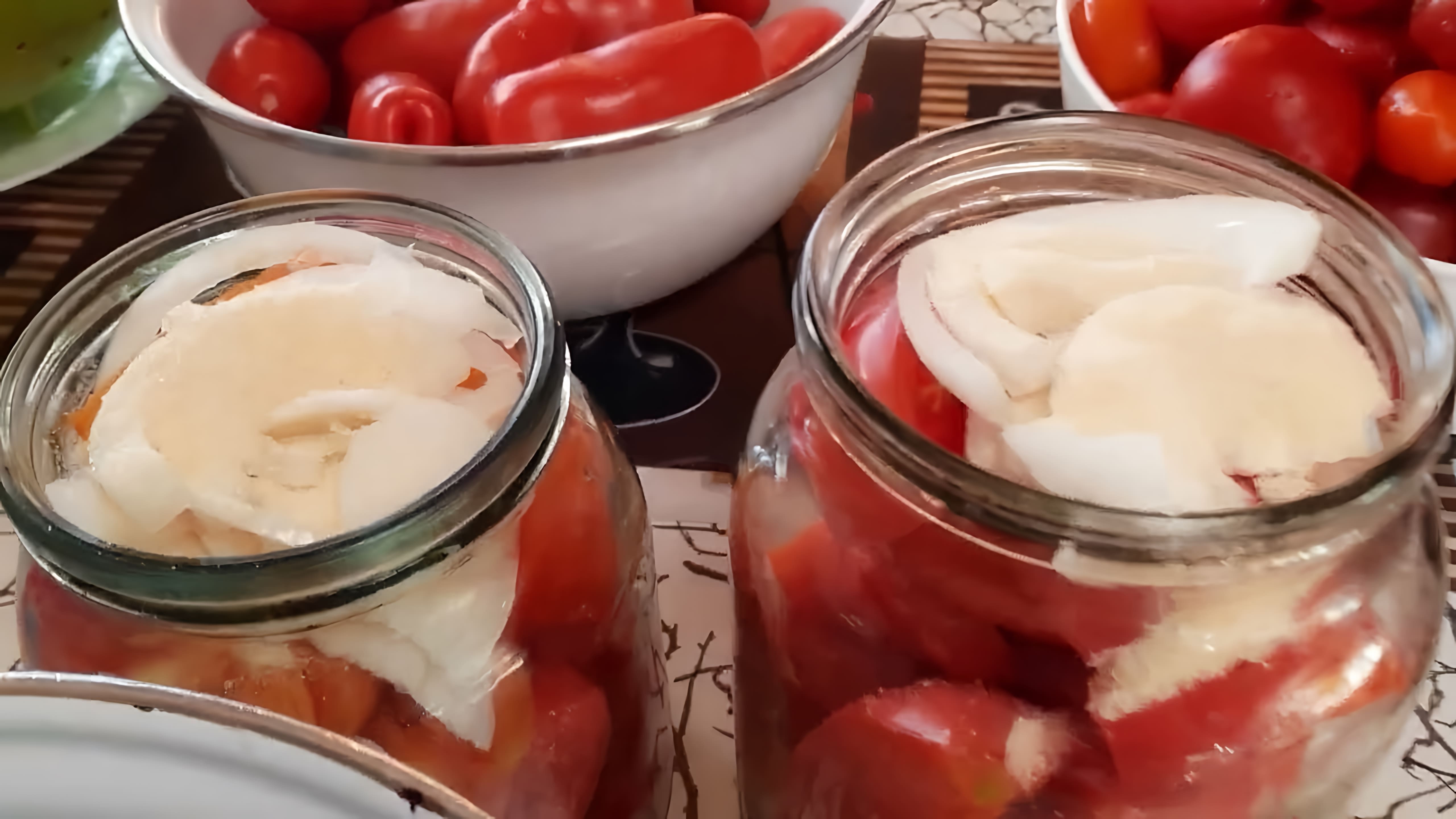 В этом видео демонстрируется процесс приготовления помидоров в желатине на зиму