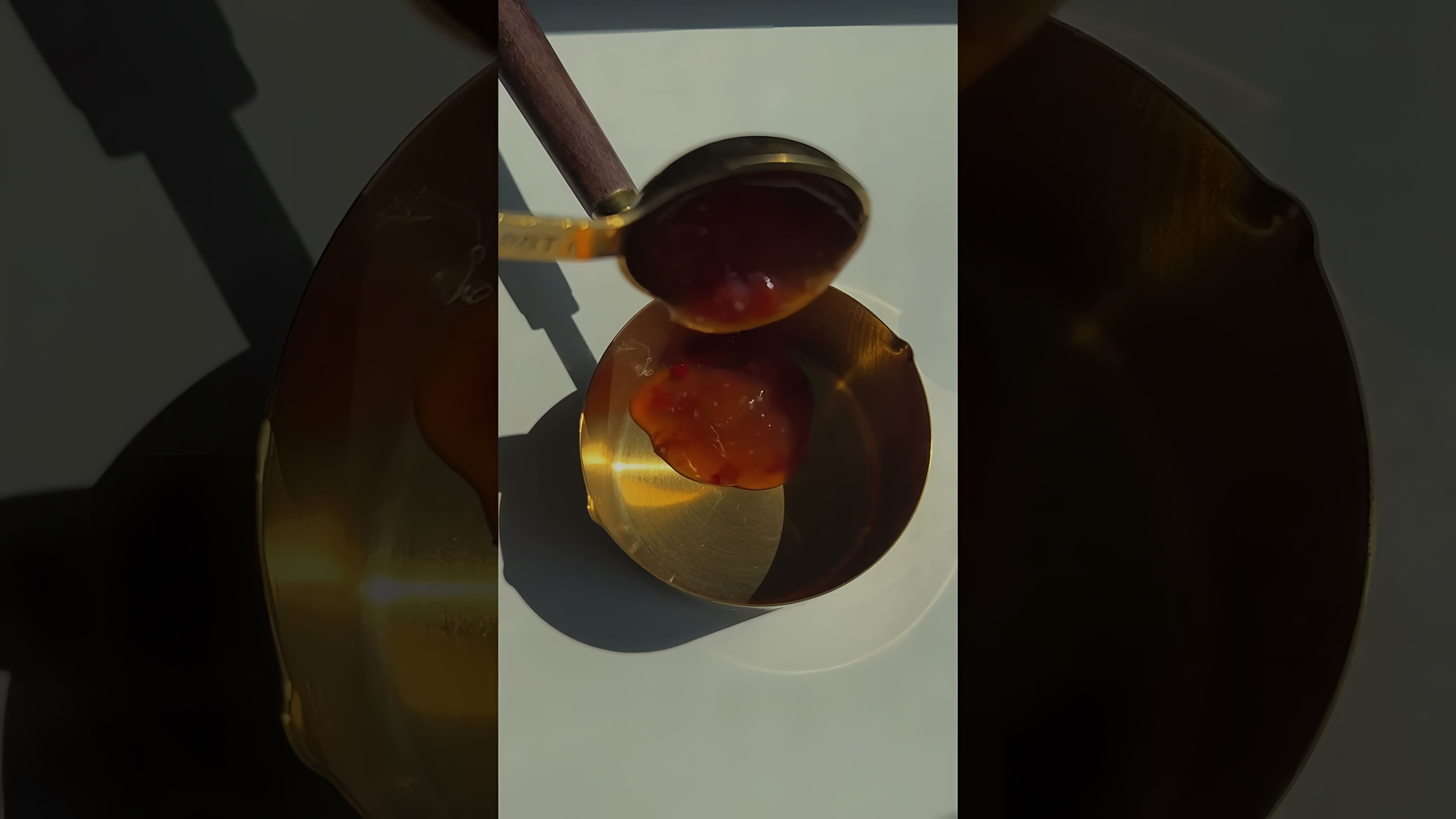 В этом видео демонстрируется рецепт приготовления теплого салата с хрустящими баклажанами