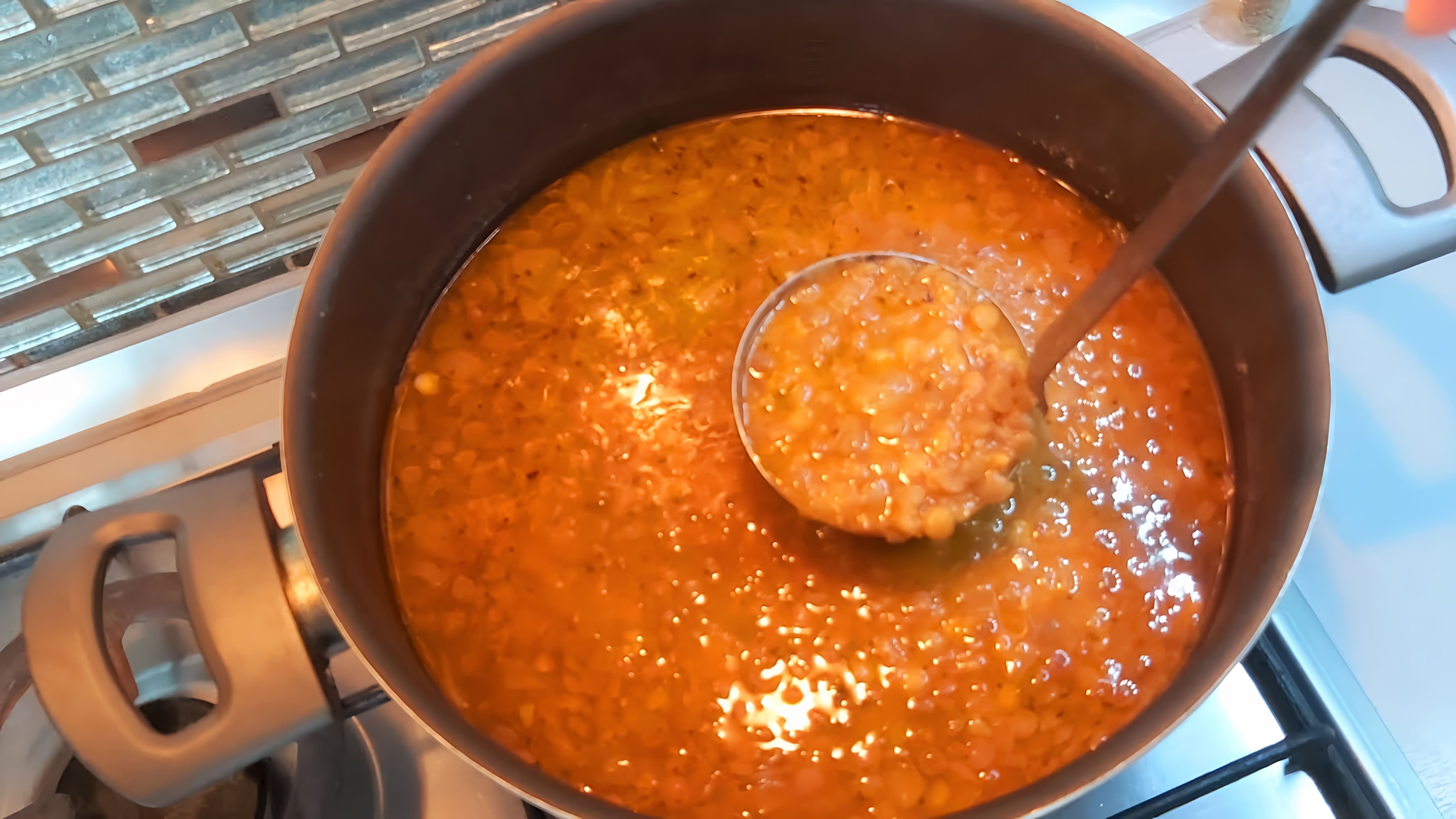 В этом видео демонстрируется рецепт приготовления чечевичного супа по-турецки