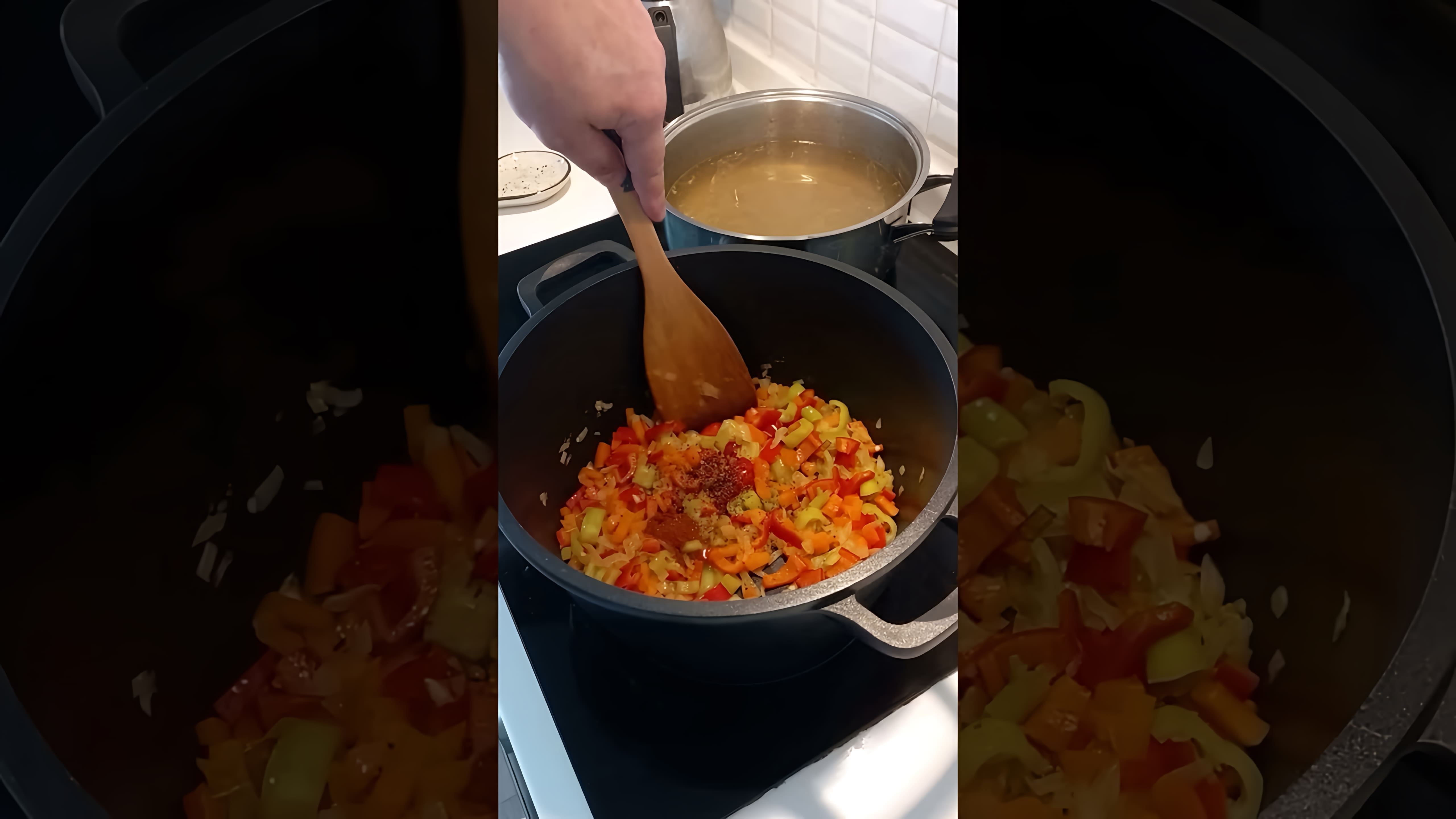 В этом видео демонстрируется процесс приготовления болгарского куриного супа, который называется "пилешка супа"