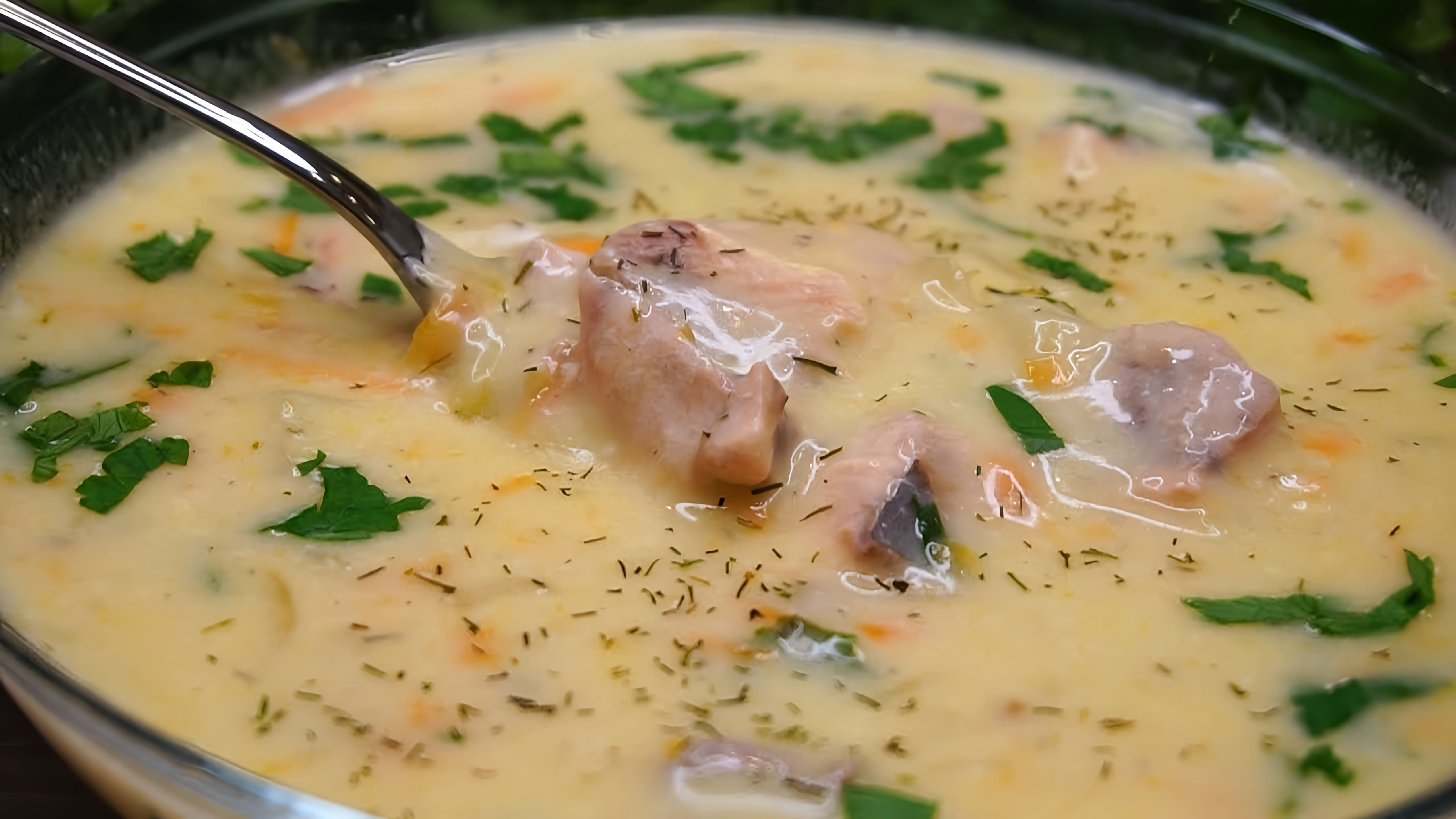 В этом видео демонстрируется процесс приготовления рыбного супа с сыром