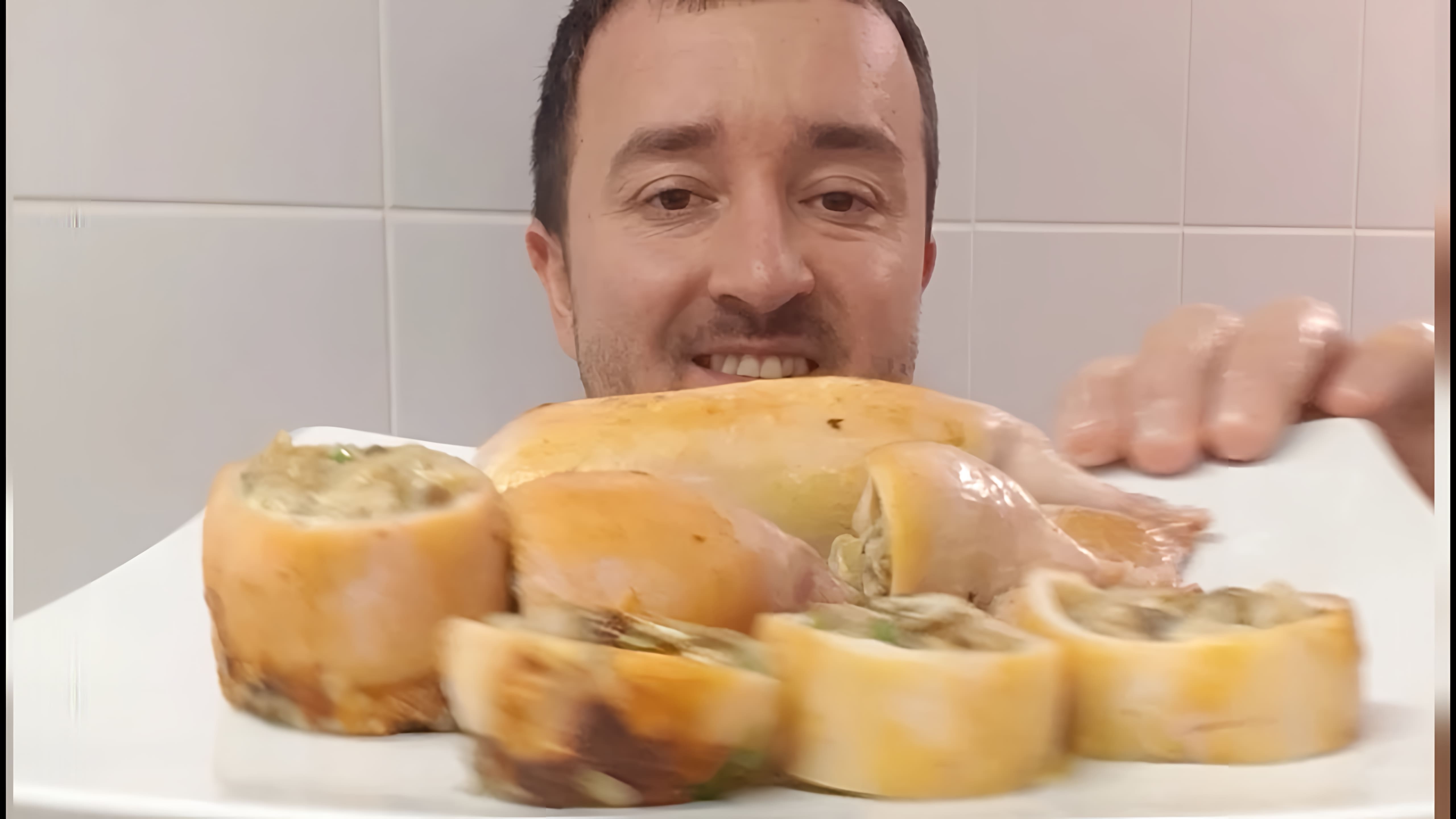 В этом видео демонстрируется рецепт приготовления фаршированных грибами кальмаров