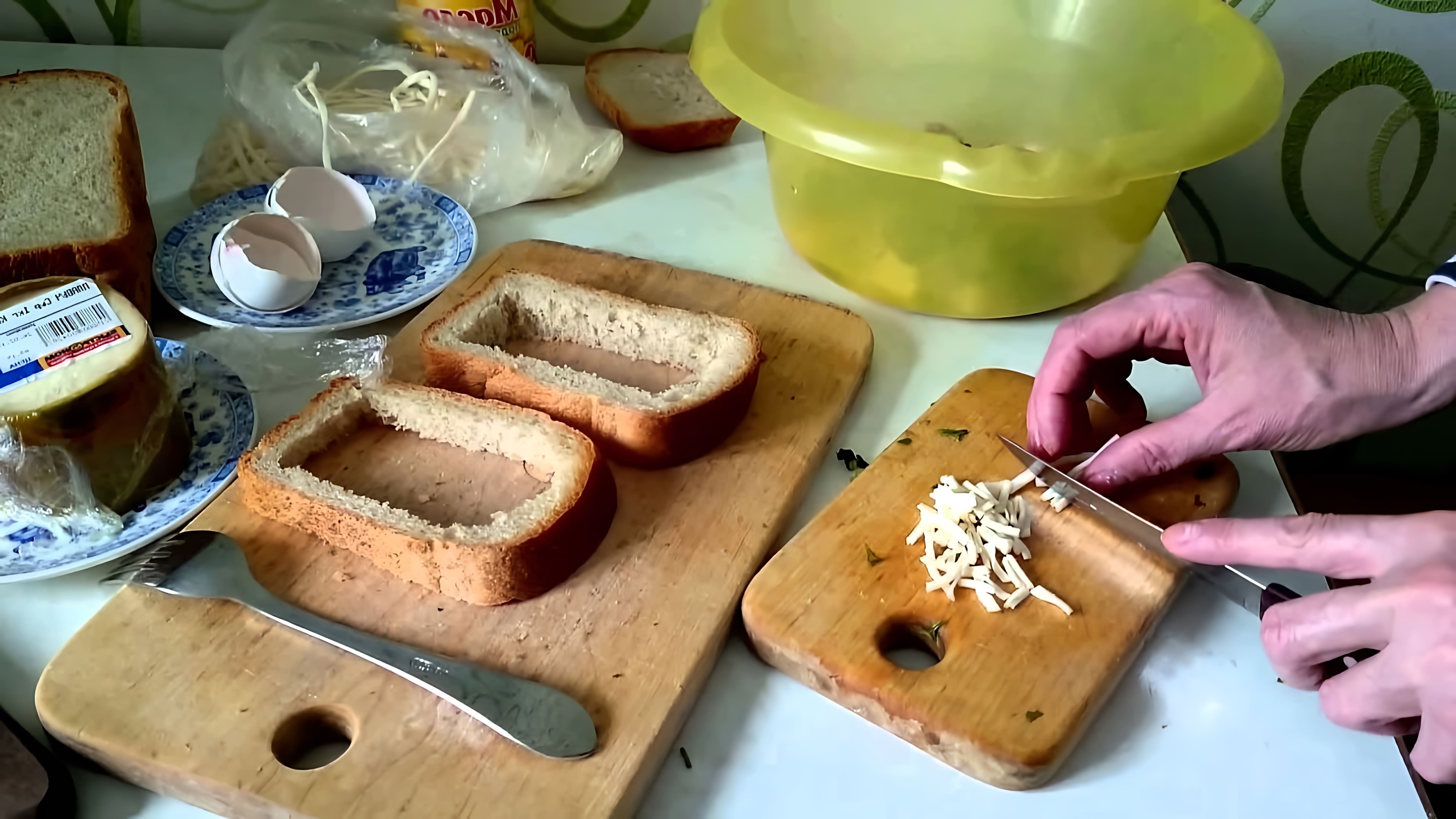 В этом видео демонстрируется процесс приготовления омлета с сыром на сковороде