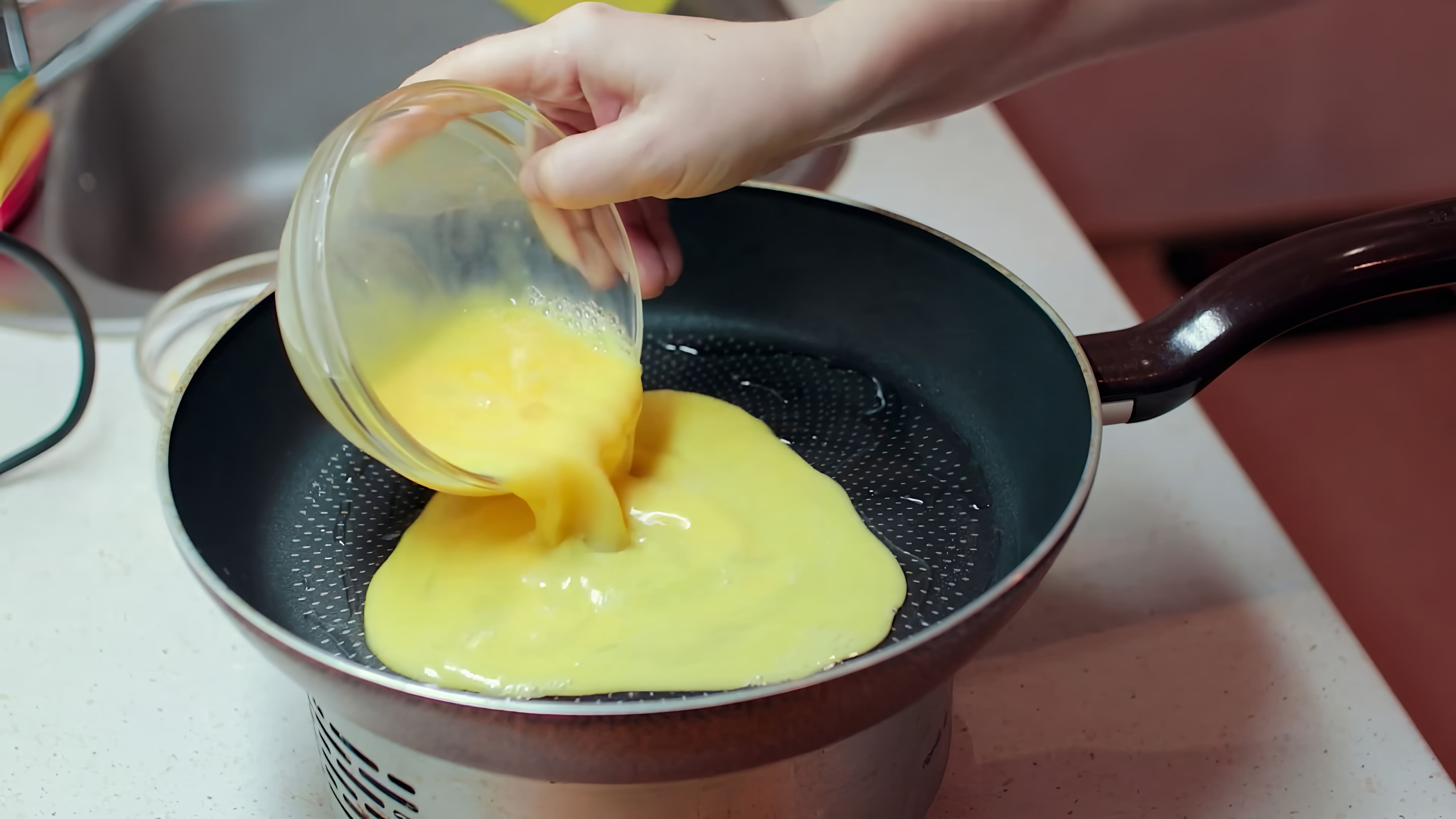 В этом видео-ролике вы увидите, как приготовить вкусный и простой омлет-рулет с сыром и колбаской