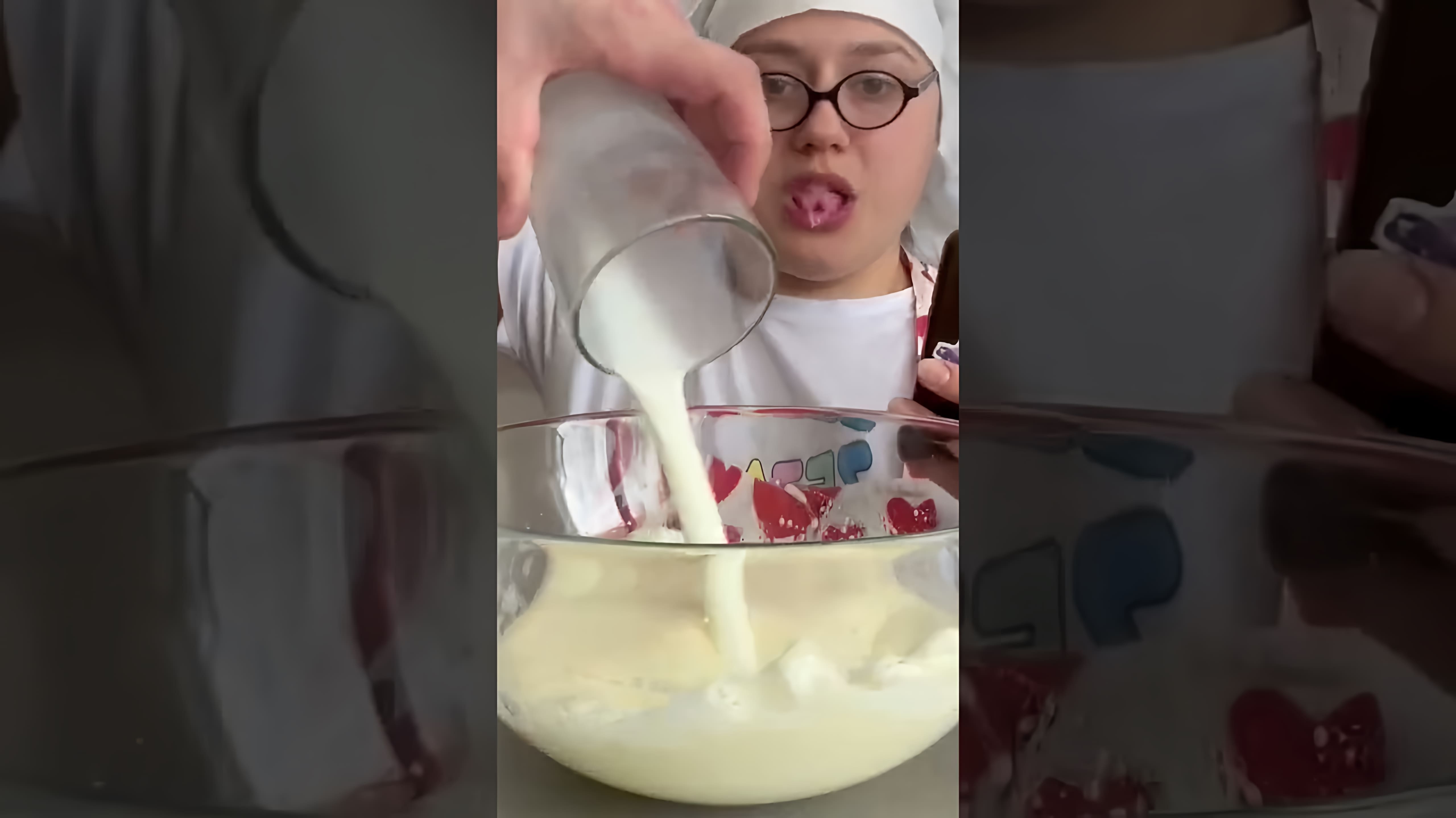 "Самый лёгкий рецепт панкейков с начинкой" - это видео-ролик, который показывает, как приготовить вкусные панкейки с начинкой