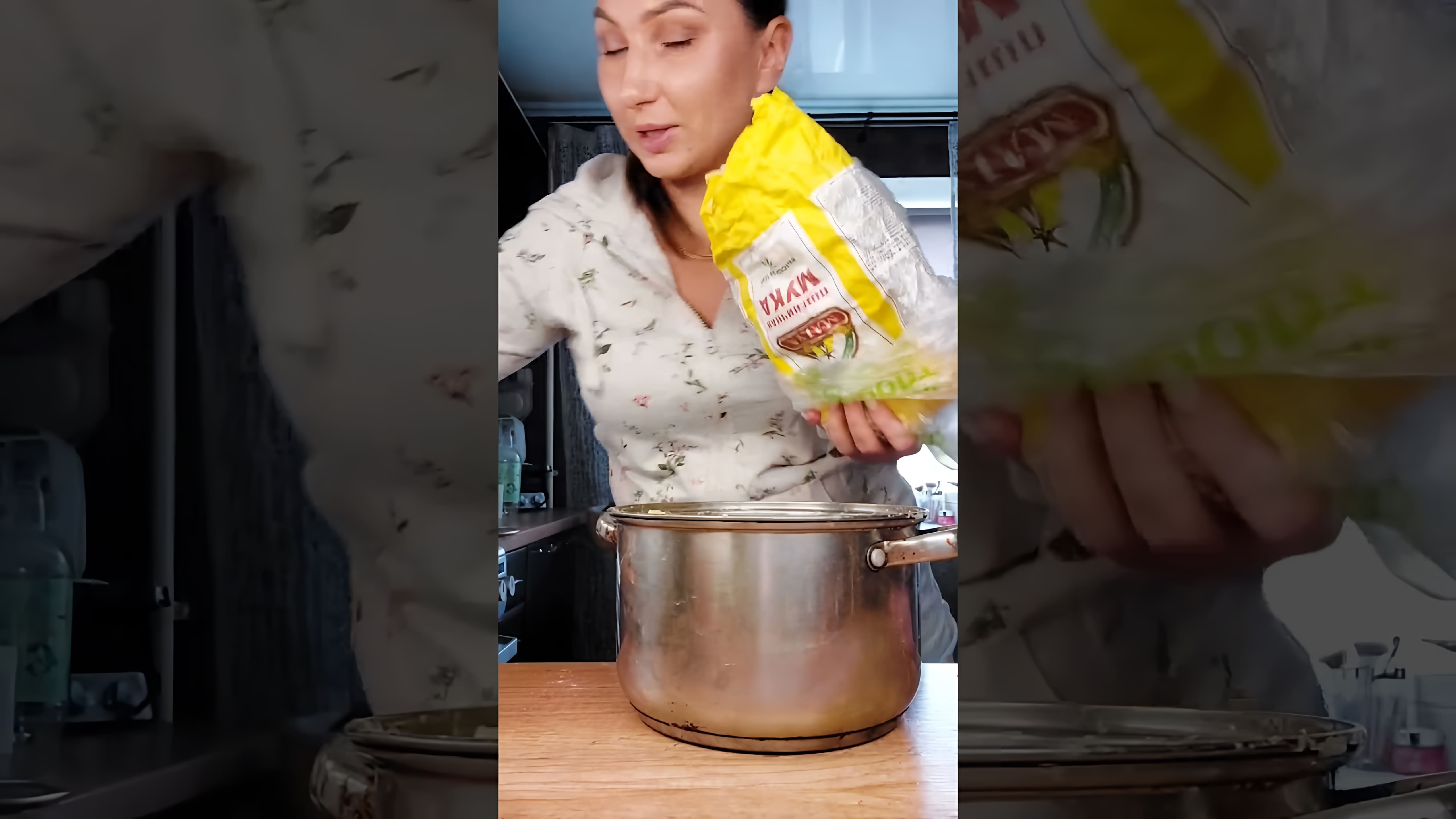 В этом видео демонстрируется рецепт приготовления картофельных зраз с мясом