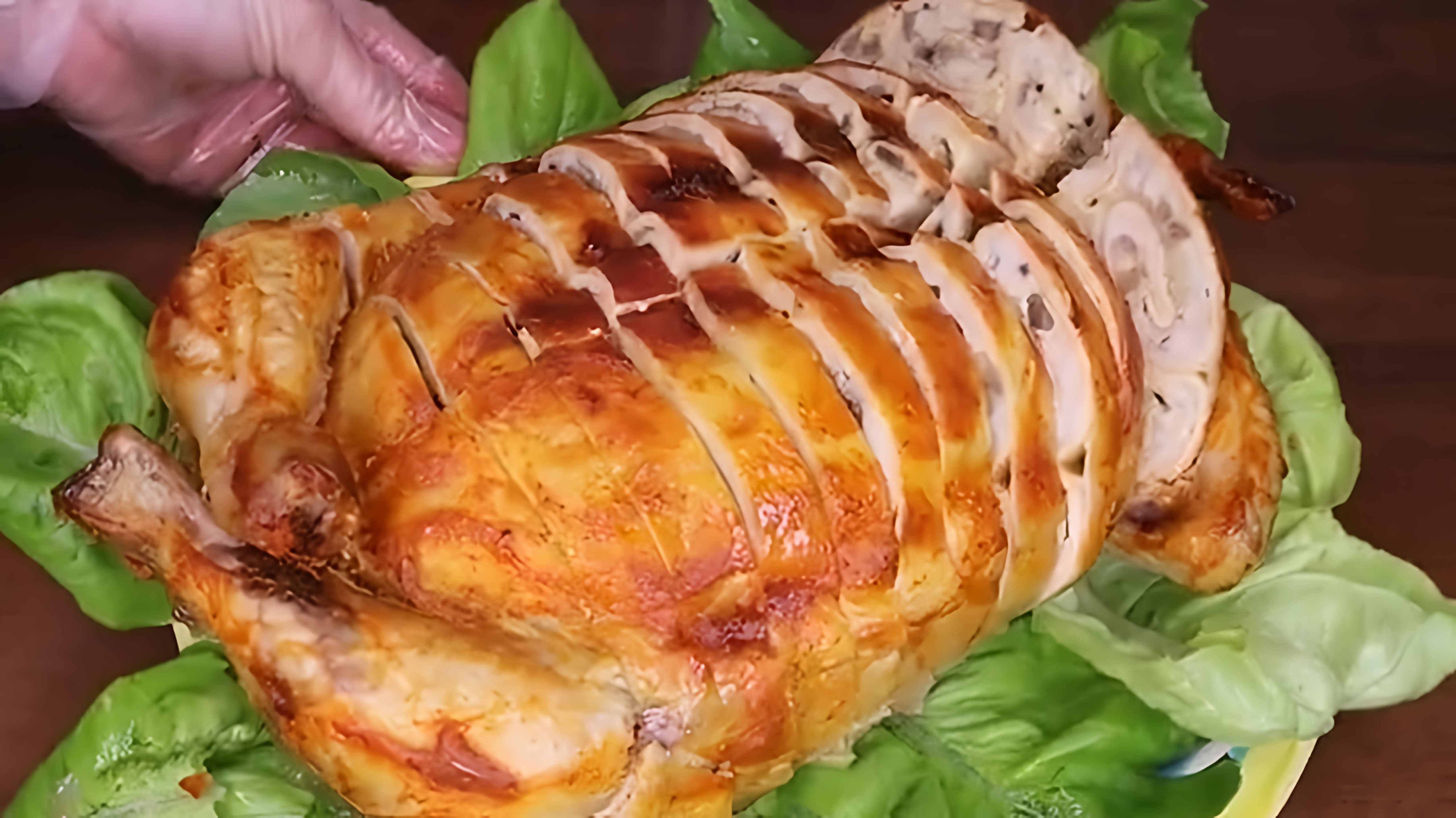 В этом видео демонстрируется рецепт приготовления курицы, фаршированной блинами