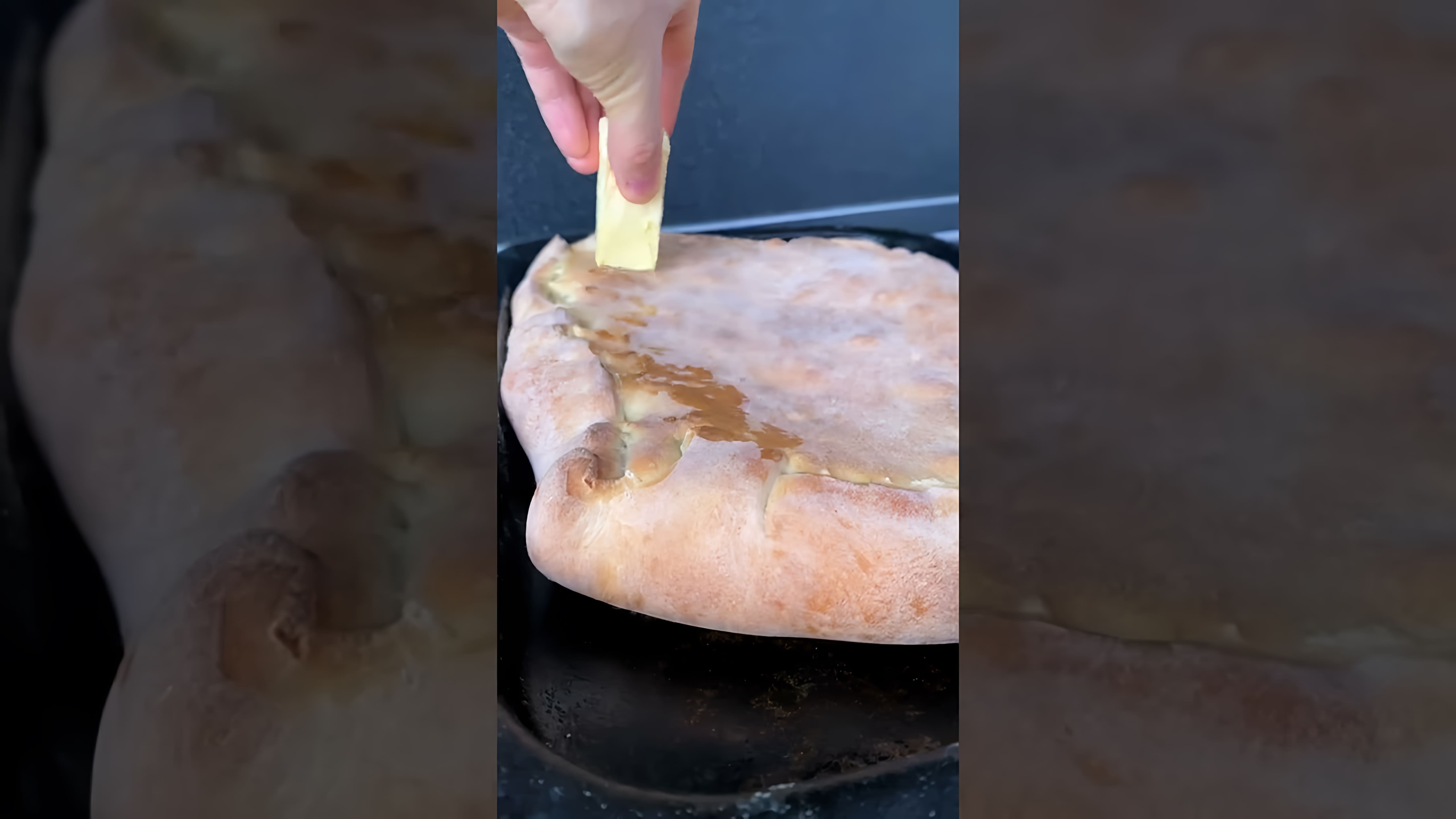 В этом видео демонстрируется процесс приготовления необычного пирога с рыбой