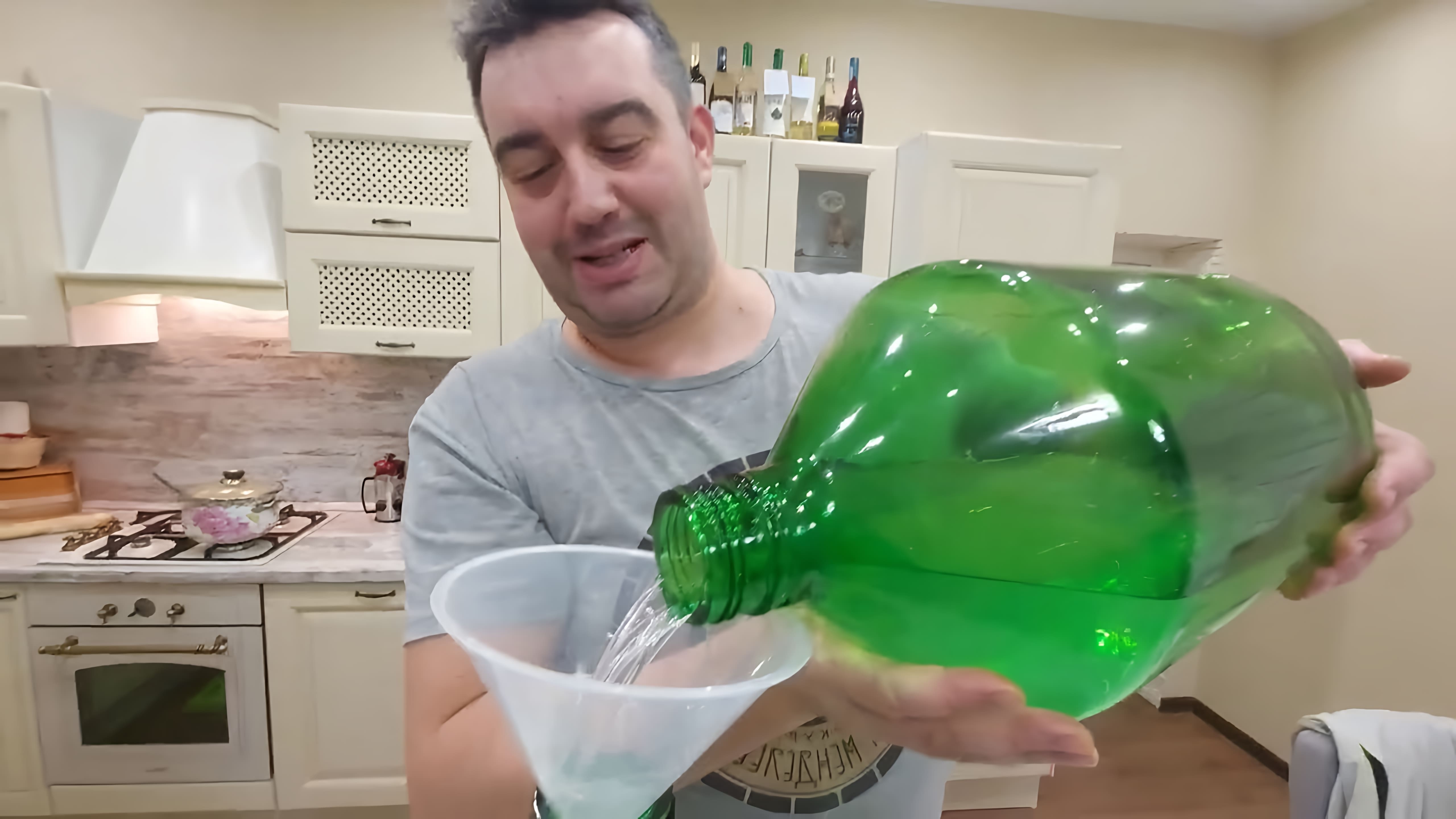 В данном видео Константин Зимин, владелец винокурни "Хама Менделеев", демонстрирует процесс приготовления настойки на тыкве и ректификации спирта